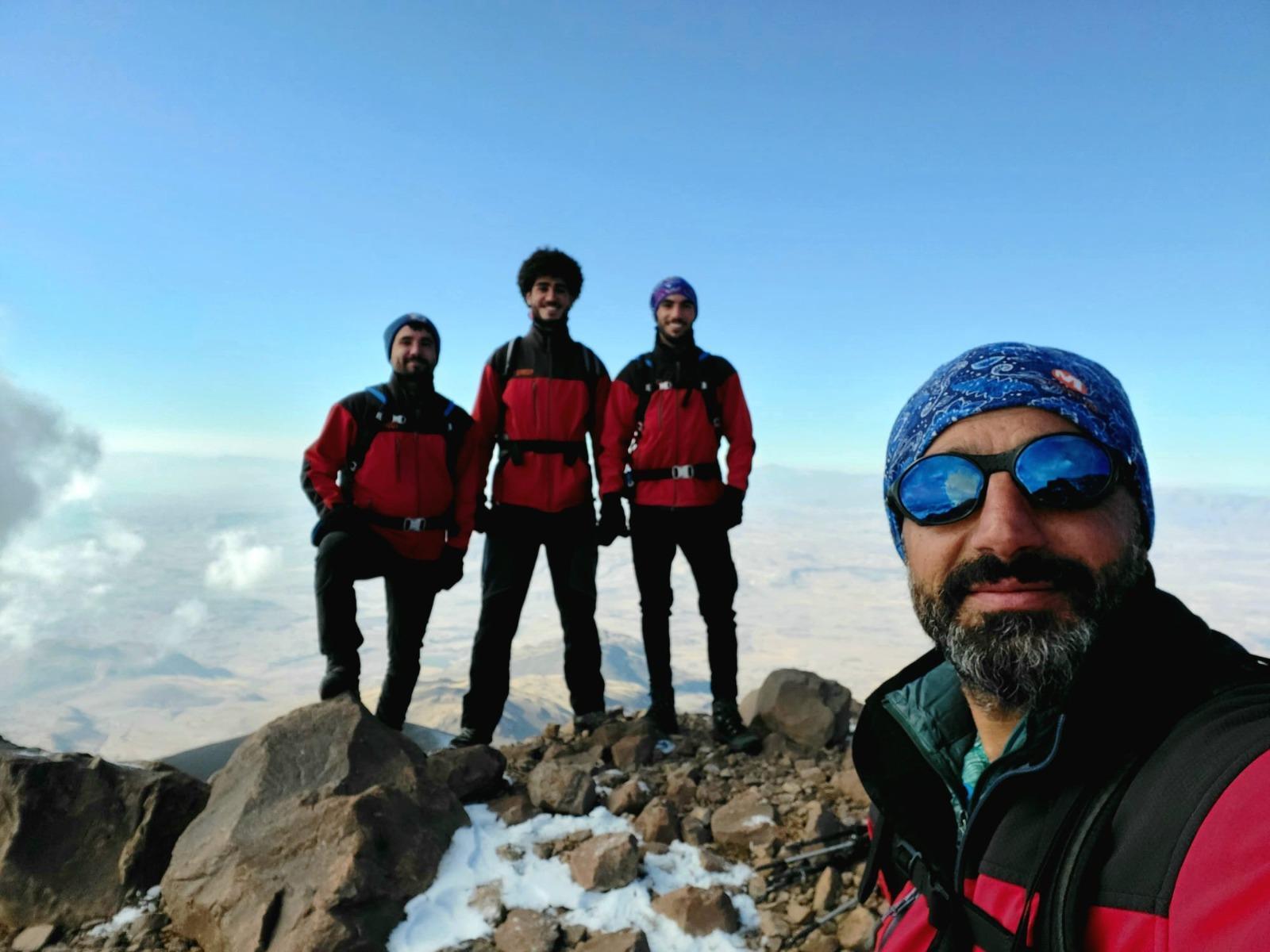 Vanda dağcılar, İstiklal Marşının 10 kıtasını 10 ayrı zirvede okudu