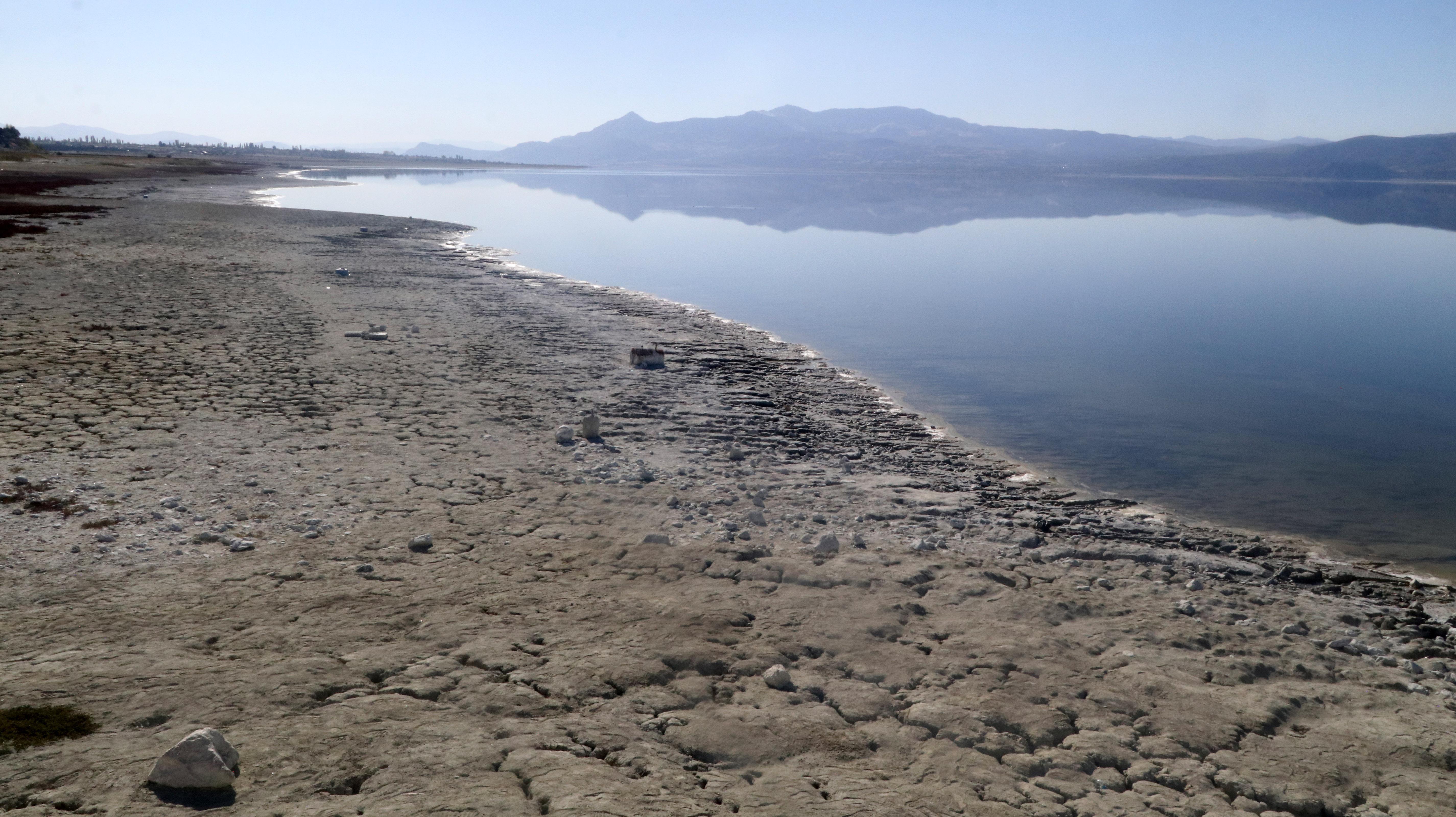 Burdur Gölünün suyu, iskeleden 2 metre uzaklaştı