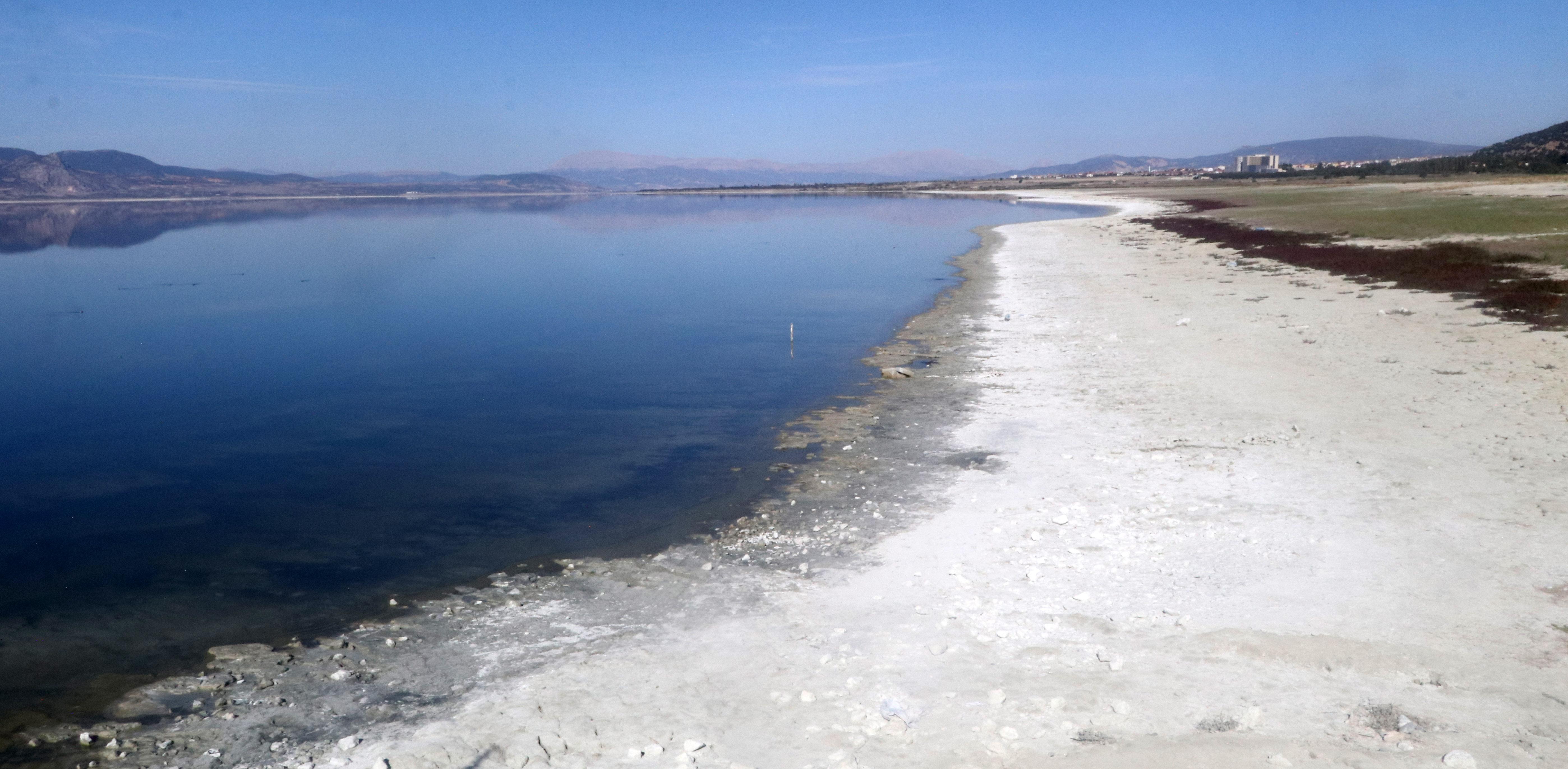 Burdur Gölünün suyu, iskeleden 2 metre uzaklaştı