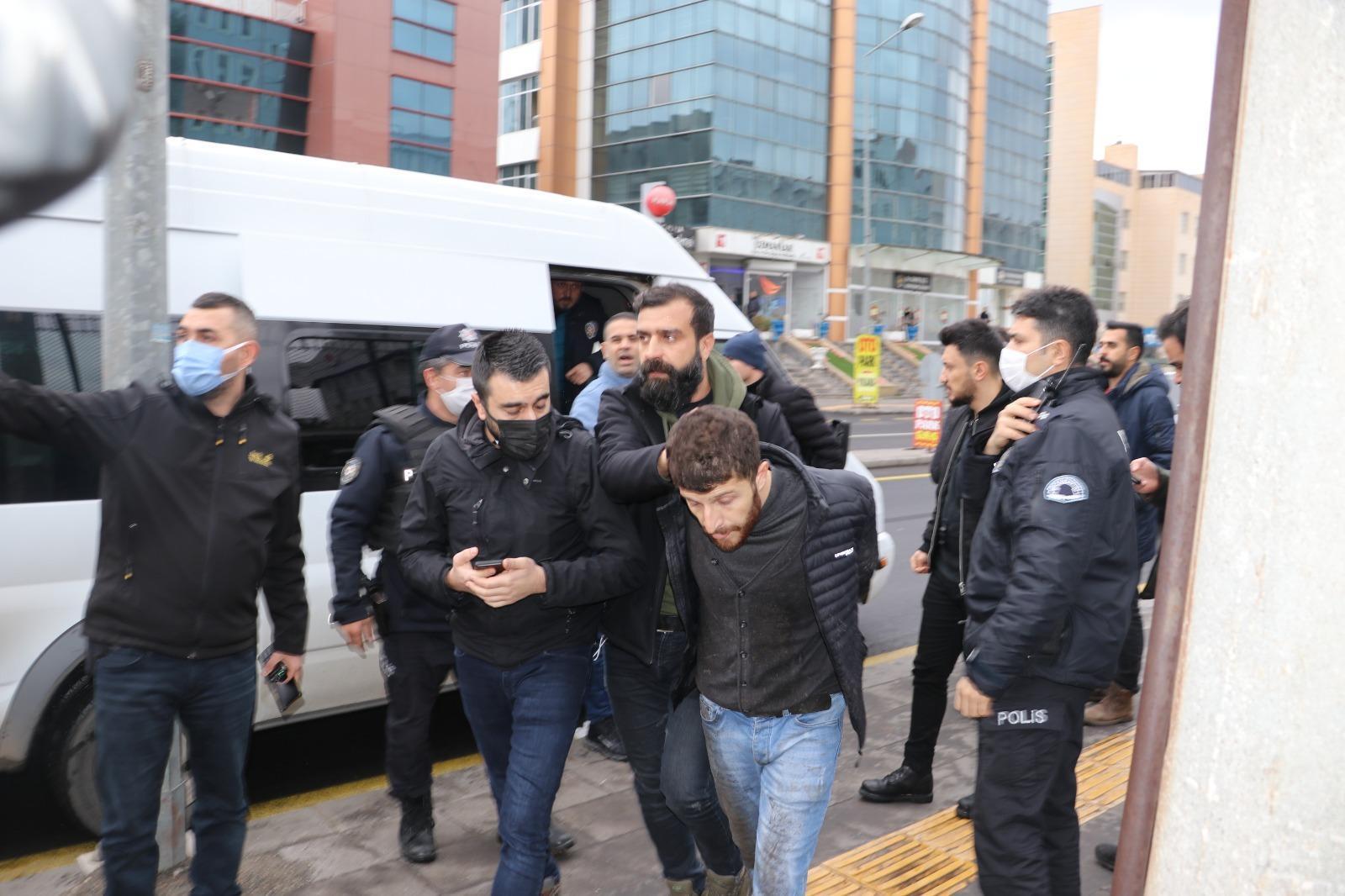 Diyarbakırda adliye önündeki silahlı kavgada gözaltı sayısı 16ya çıktı