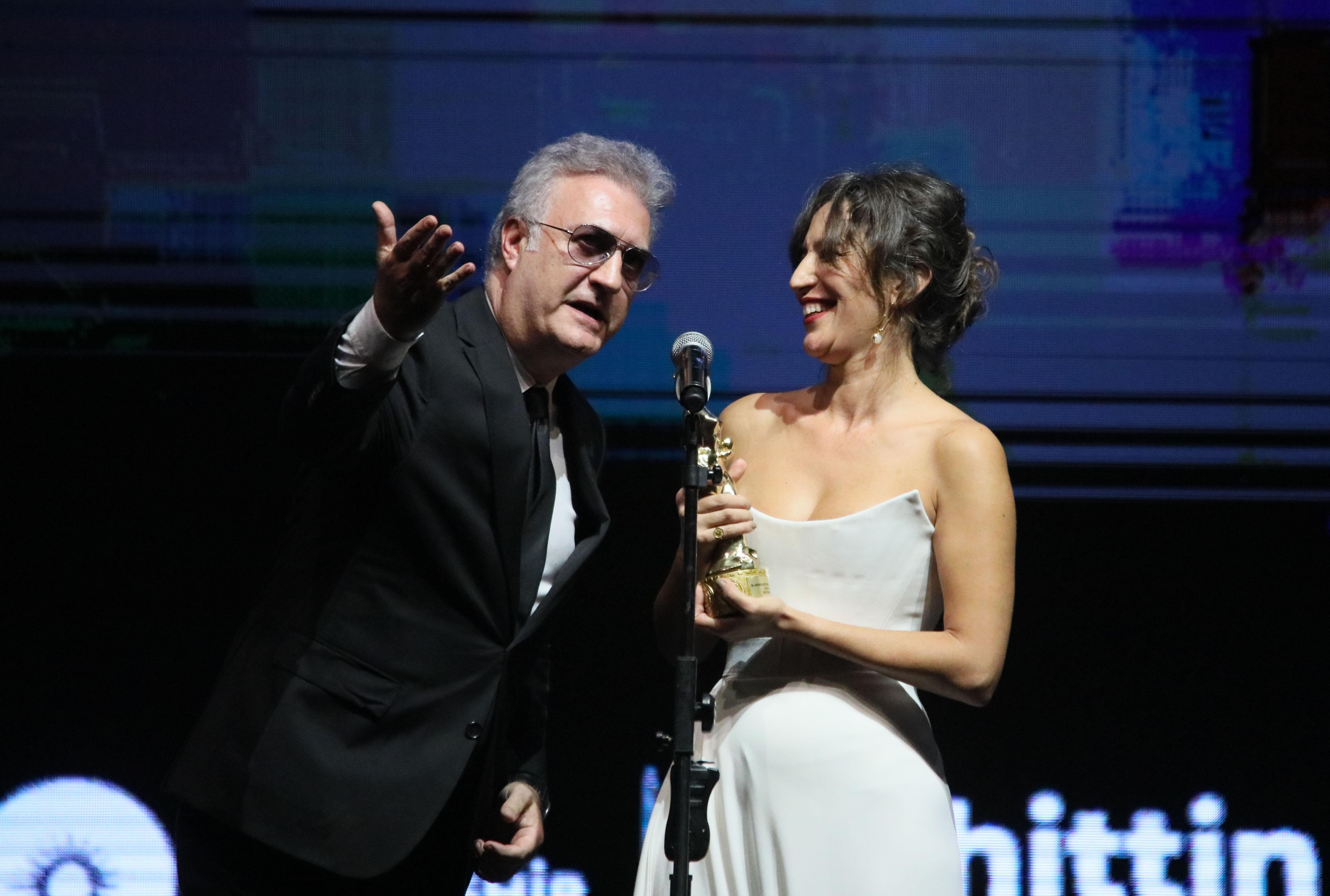 En İyi Kadın Oyuncu Nihal Yalçına, oyuncu sevgilisinden destek