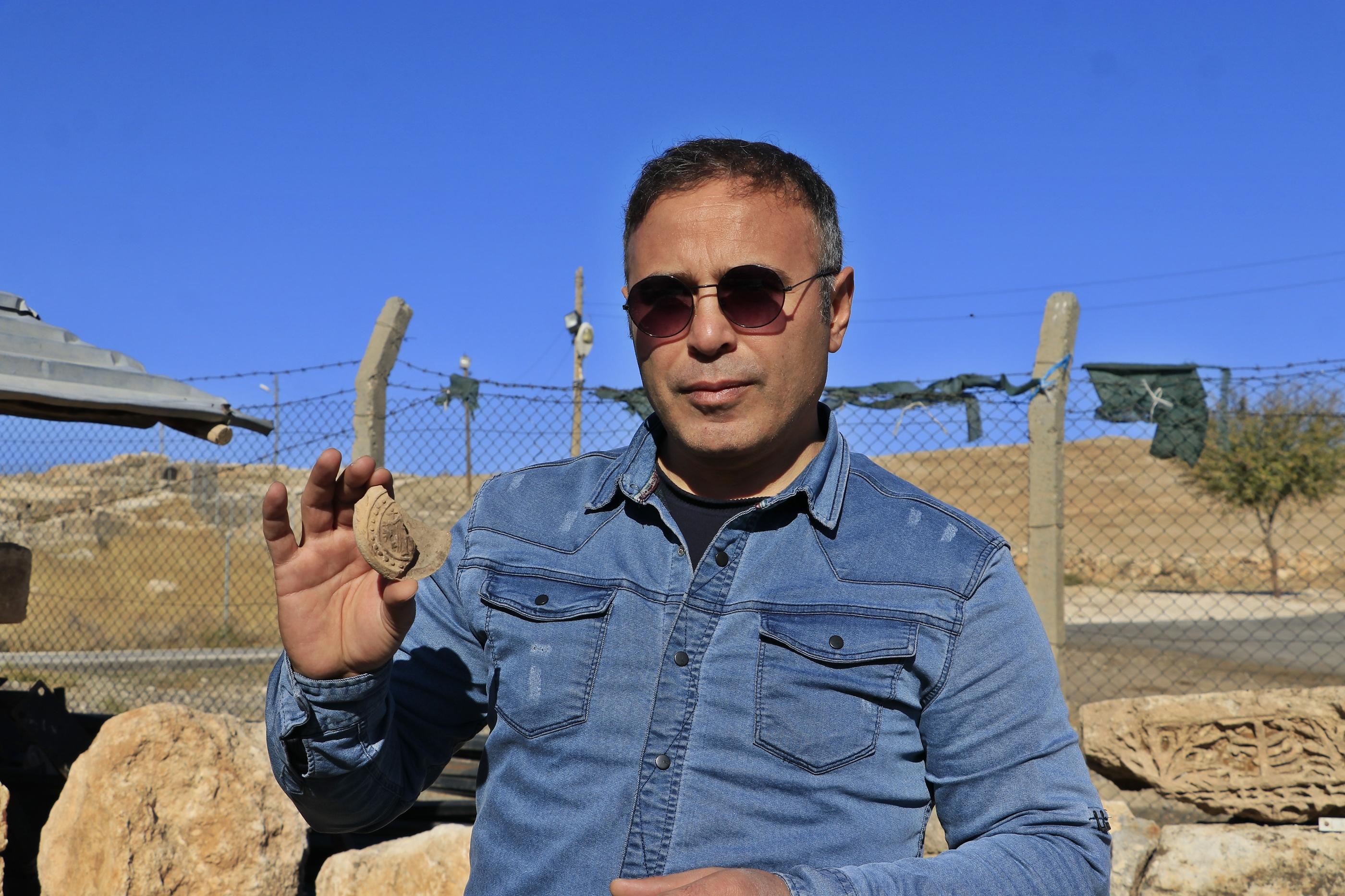 Dara Antik Kentinde Aziz Menasın figürü olan 1400 yıllık ampulla bulundu