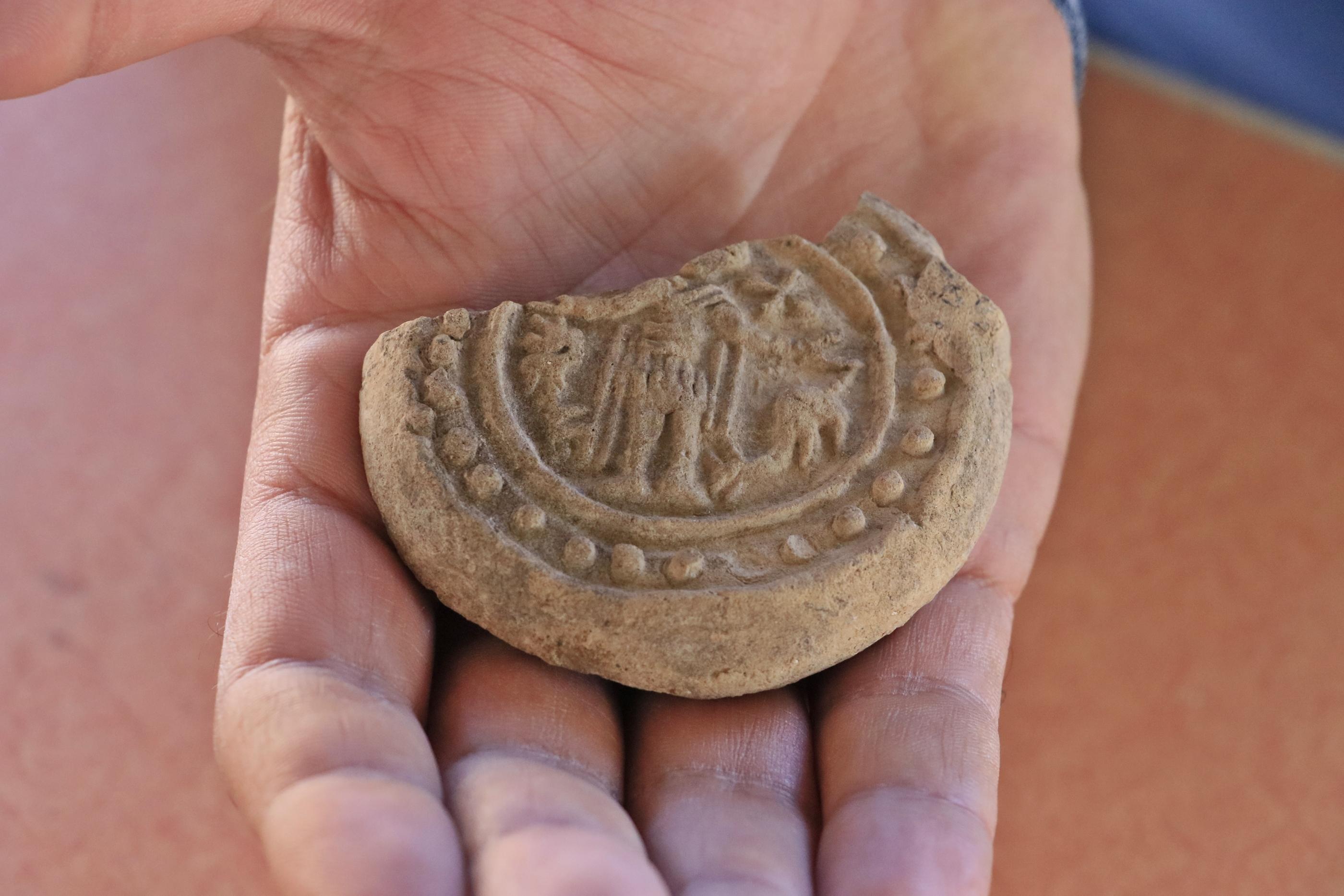 Dara Antik Kentinde Aziz Menasın figürü olan 1400 yıllık ampulla bulundu