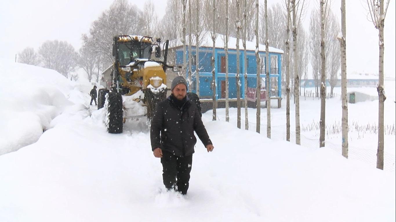 Köylüler yol gösterdi, iş makinesiyle kar temizlendi
