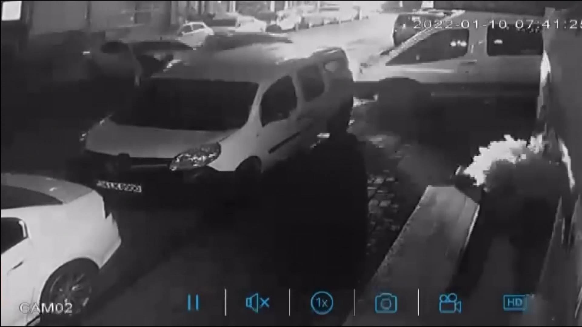 Bahçelievlerde iki otomobilin çarpışması kamerada