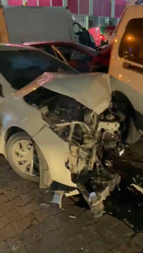 Bahçelievlerde iki otomobilin çarpışması kamerada