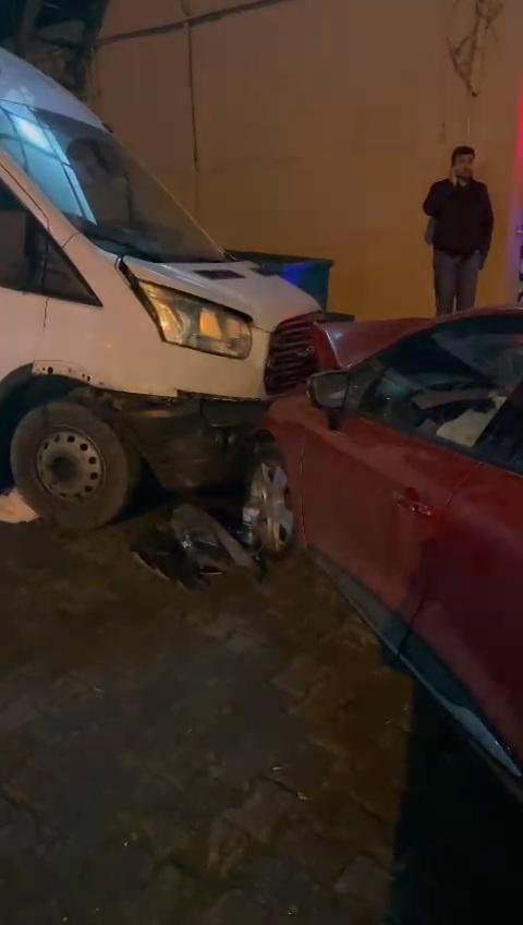 Bahçelievlerde iki otomobilin çarpışması kamerada