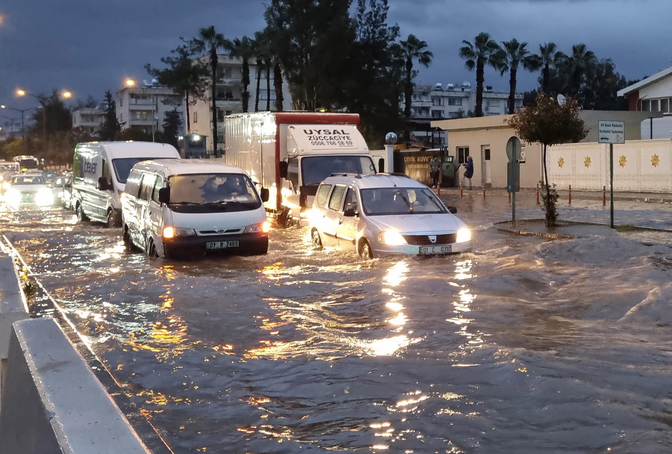 Adanada sağanak yağış hayatı etkiledi, minibüs su dolu çukura düştü
