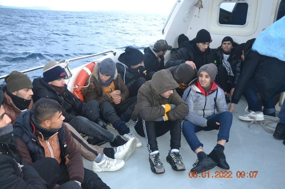 İzmirde 42 göçmen kurtarıldı