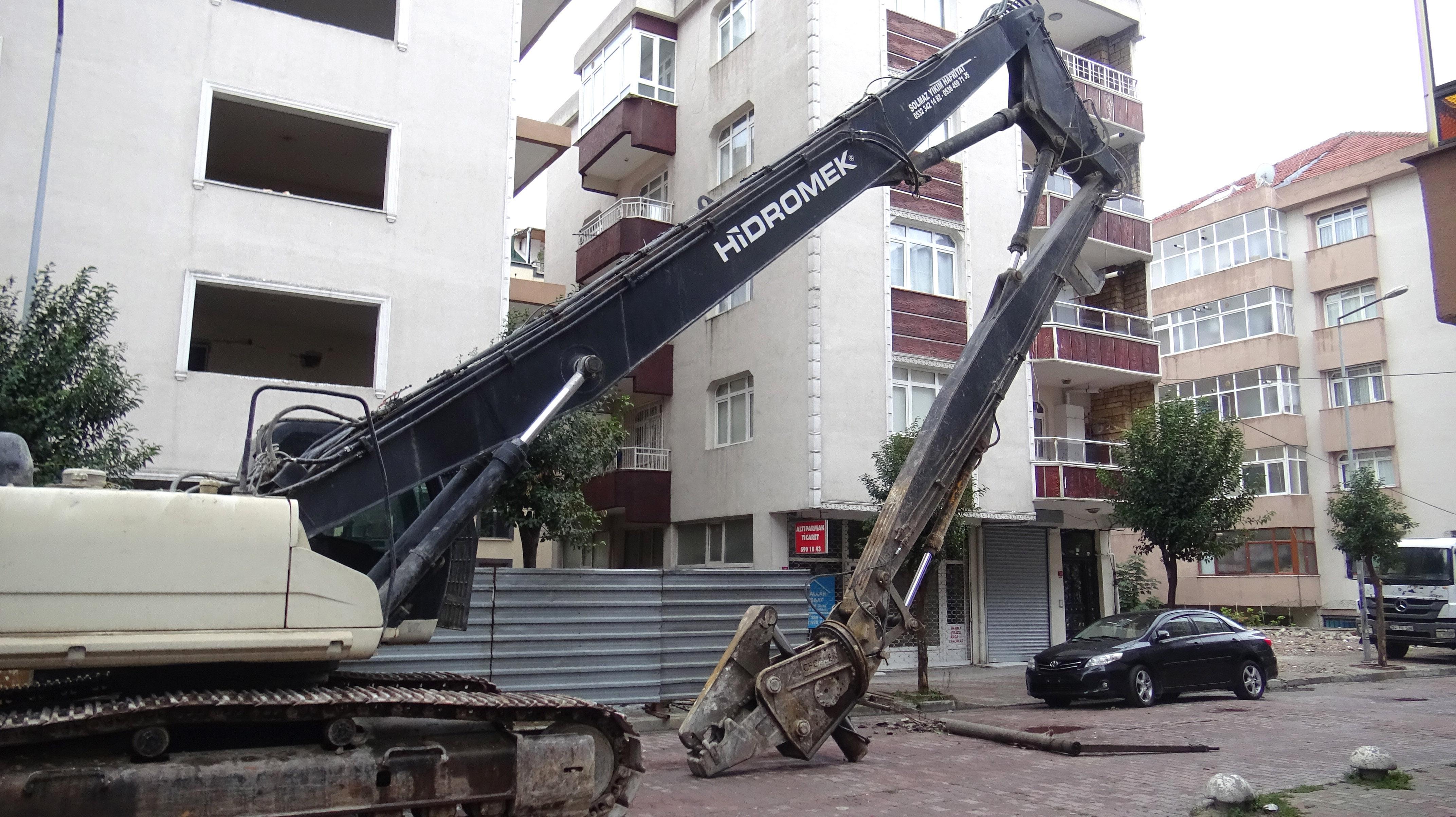 Avcılarda ihmal iddiası: İş makinesinin devirdiği beton direk can aldı