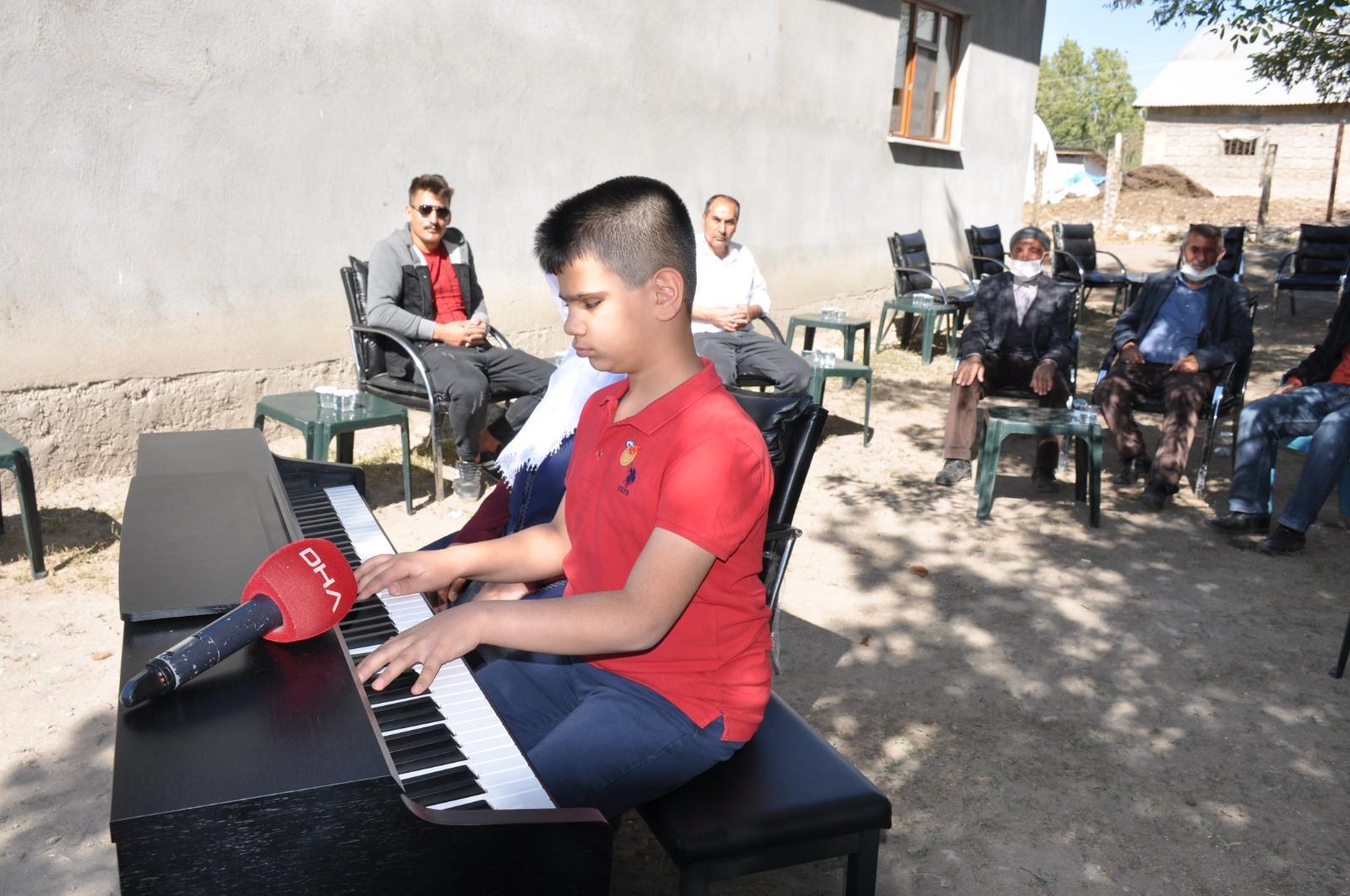 Kusursuz kulak Bager, Cumhurbaşkanı Erdoğan için çaldı