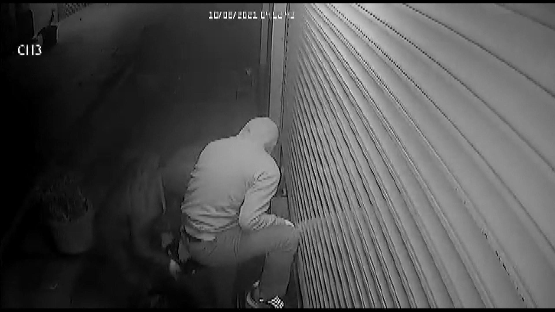 Fatihte iş yeri sahibi dükkanındaki hırsızları telefonundan canlı canlı izledi