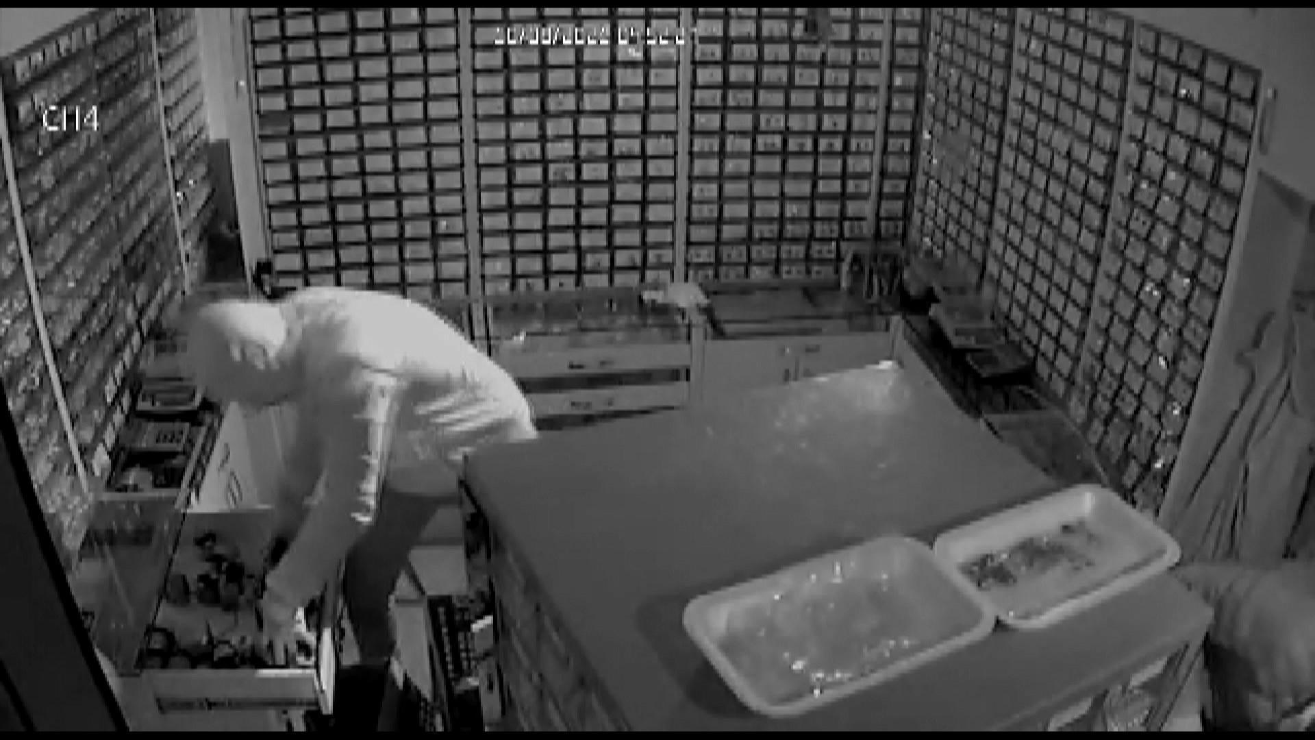 Fatihte iş yeri sahibi dükkanındaki hırsızları telefonundan canlı canlı izledi