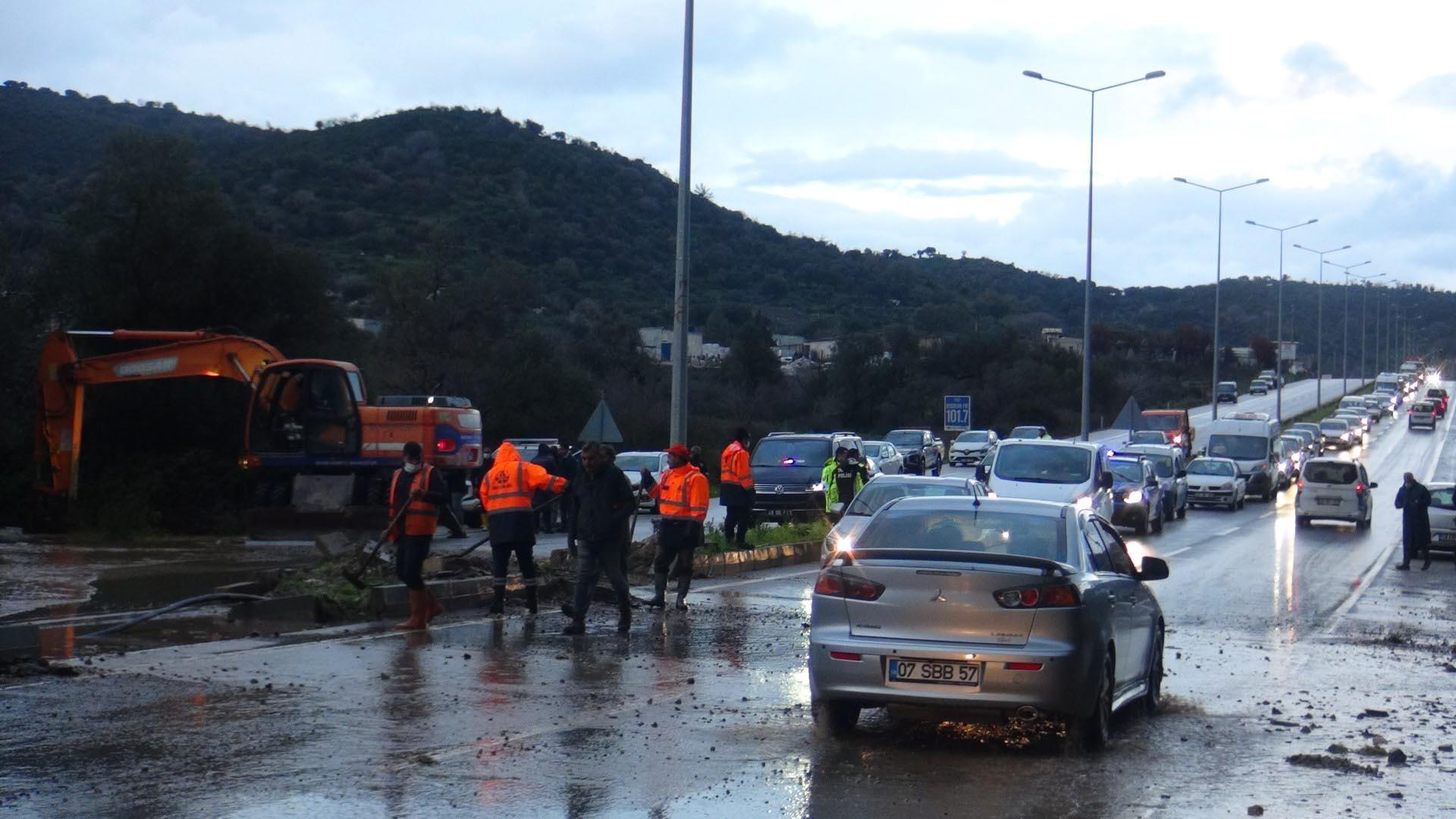 Bodrumda sağanak yağmur su baskınlarına neden oldu