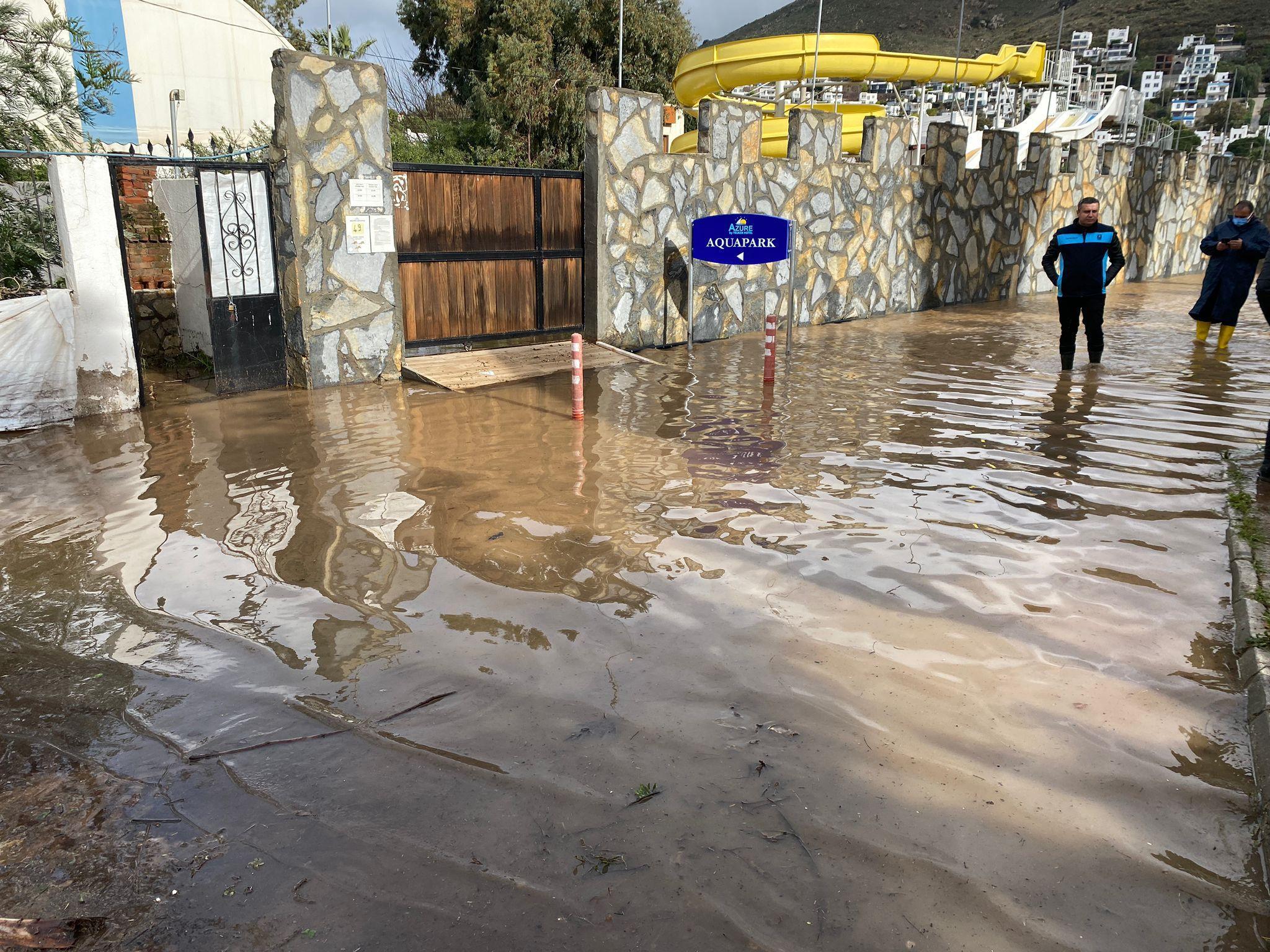 Bodrumda sağanak yağmur su baskınlarına neden oldu