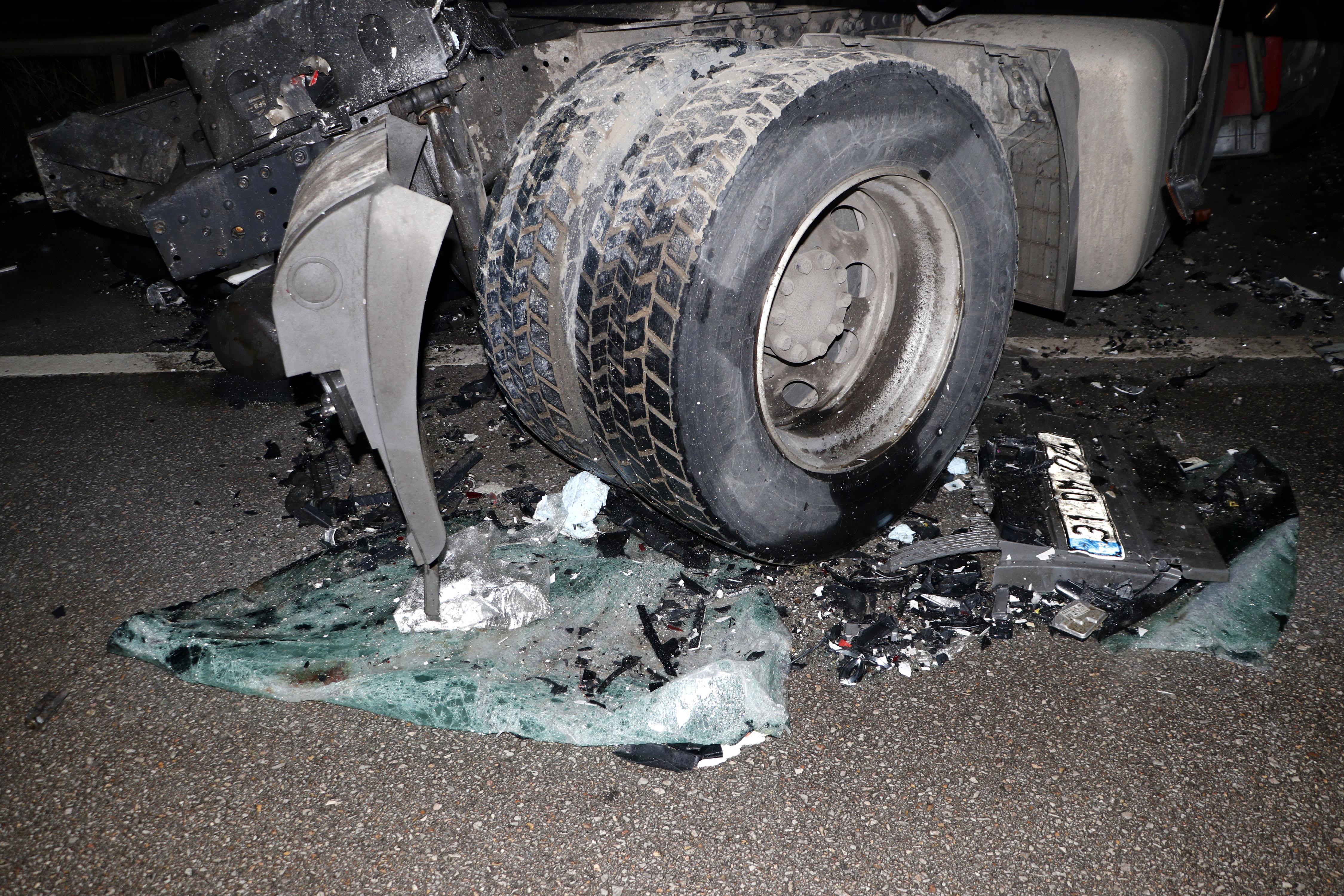 3ü üniversiteli kız öğrenci 5 kişinin öldüğü kazada, hız kadranı 230’da takılı kalmış