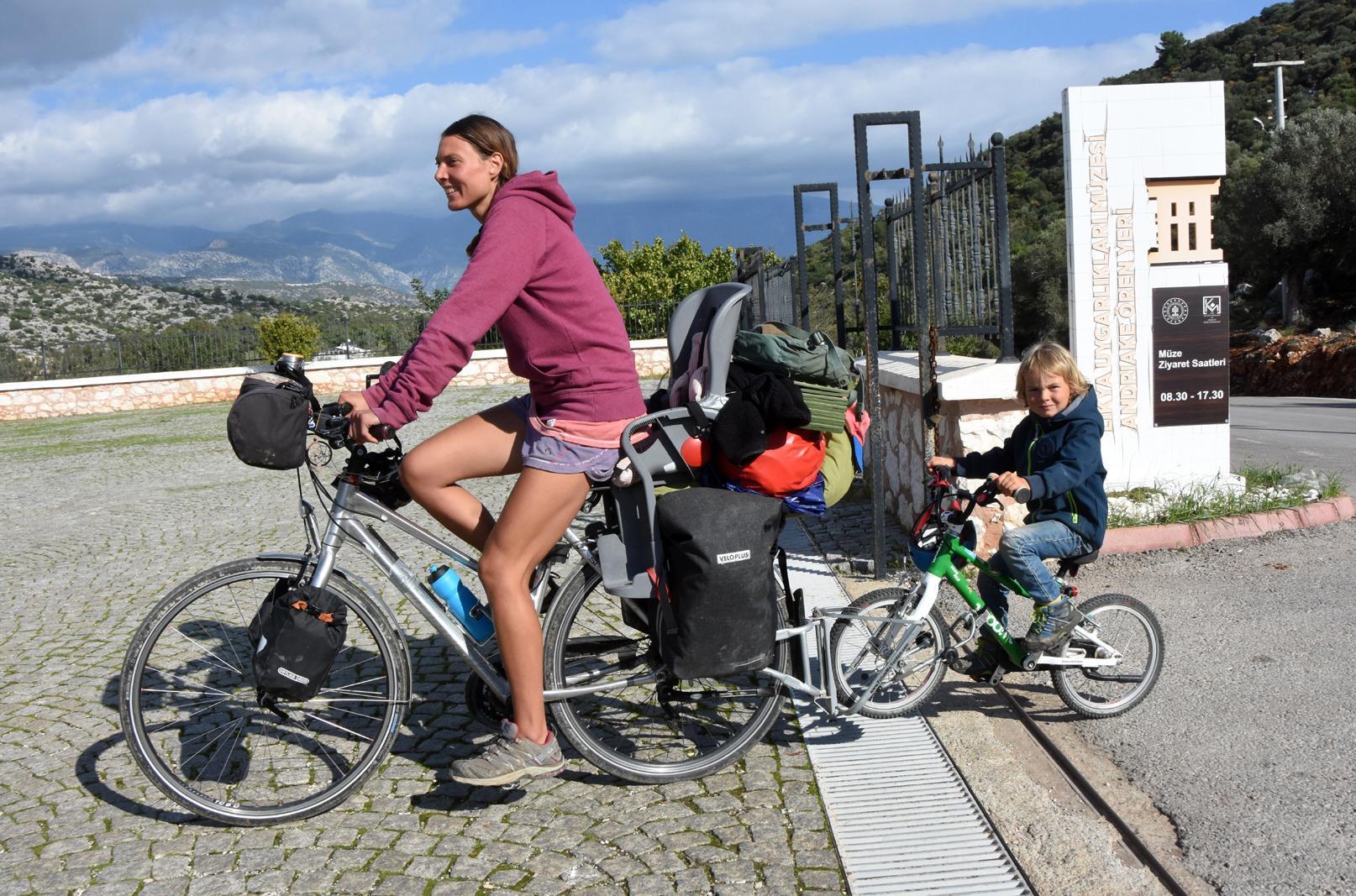 4 yaşındaki oğlu ile bisikletle 5 ülke gezip, Demreye geldi