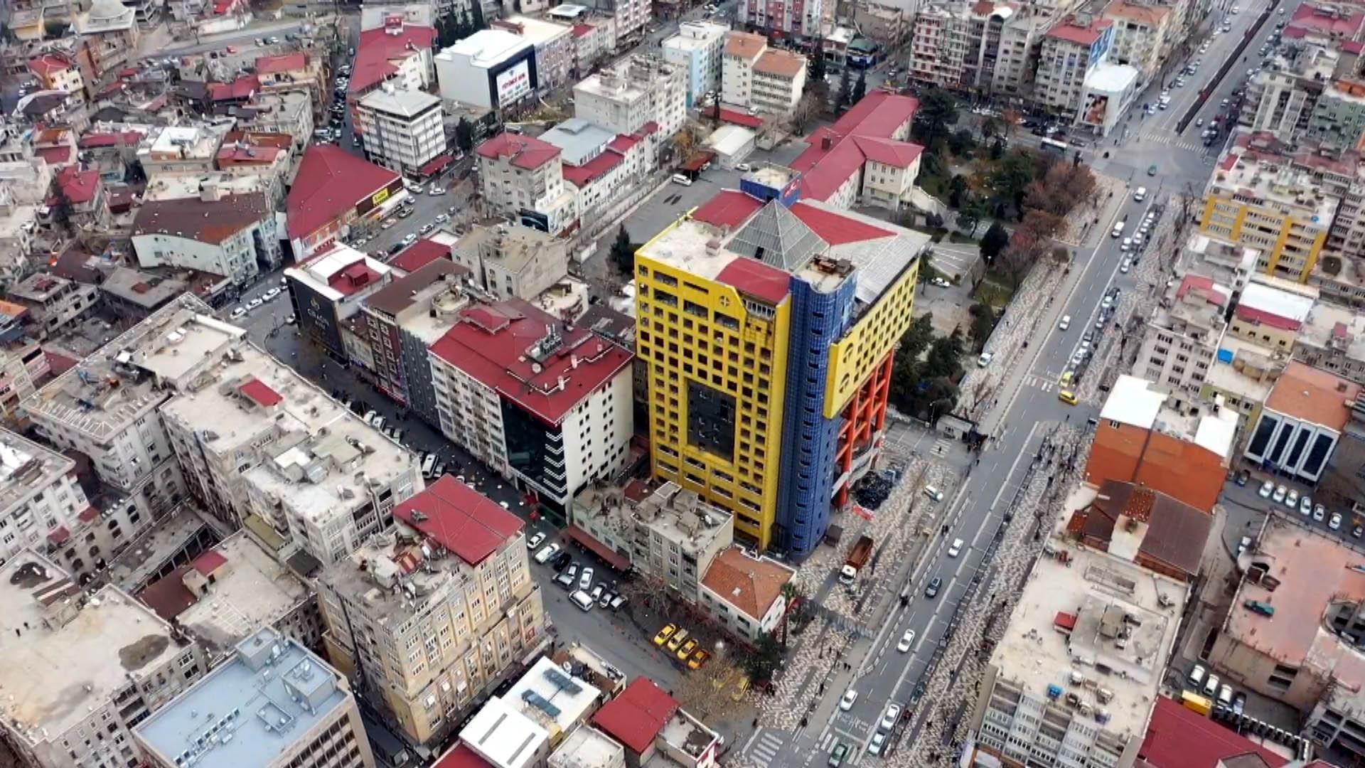 Dünyanın en saçma binasının yıkımı başladı