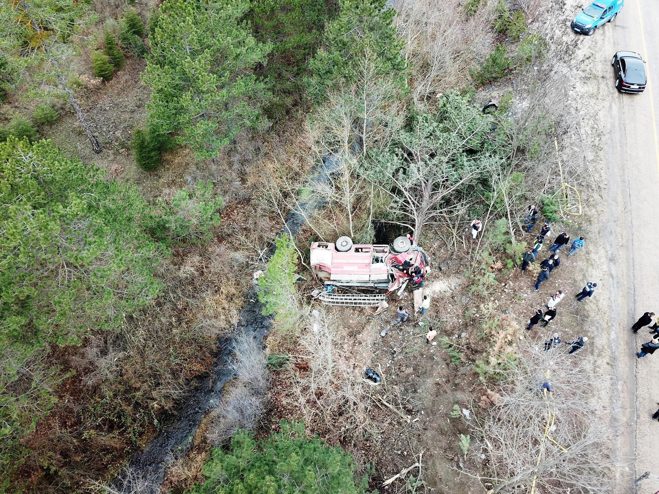Göreve giden itfaiye aracı devrildi: 4 personel hayatını kaybetti