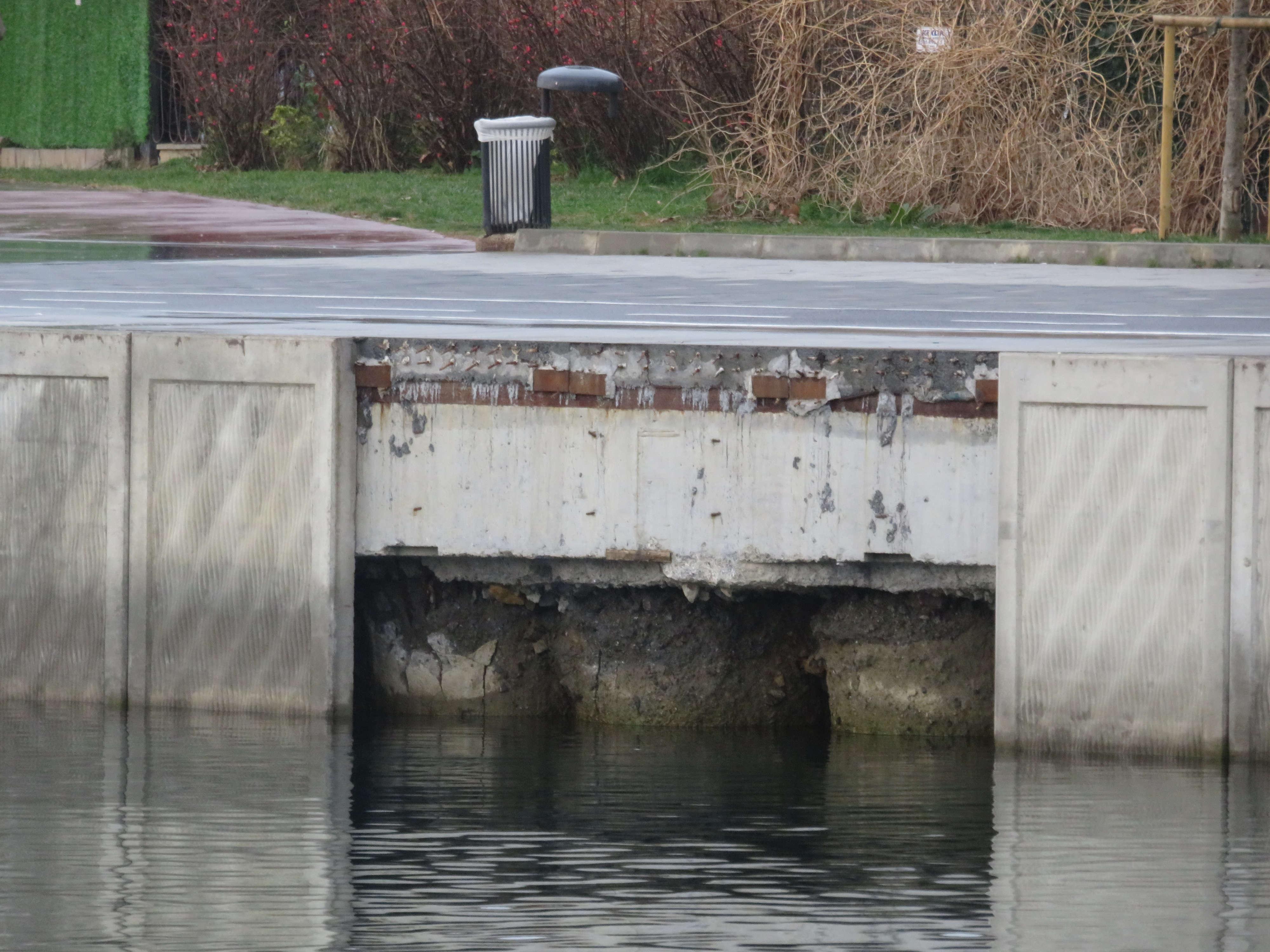 Kurbağalıderede beton plakalar suya düştü