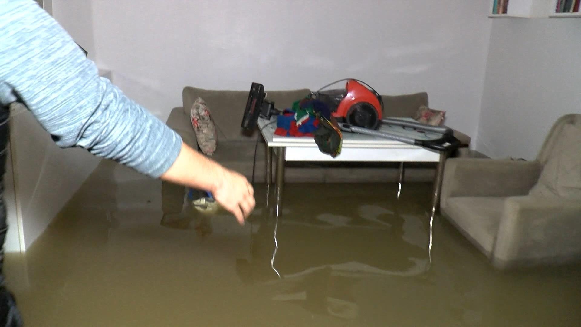 Maltepede tıkanan kanalizasyon nedeniyle iki ev sular altında kaldı
