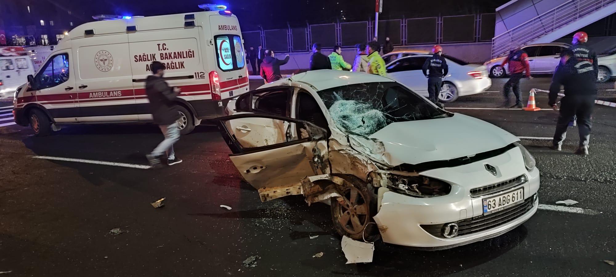 Şanlıurfa’da hafif ticari araç ile otomobil çarpıştı: 7 yaralı