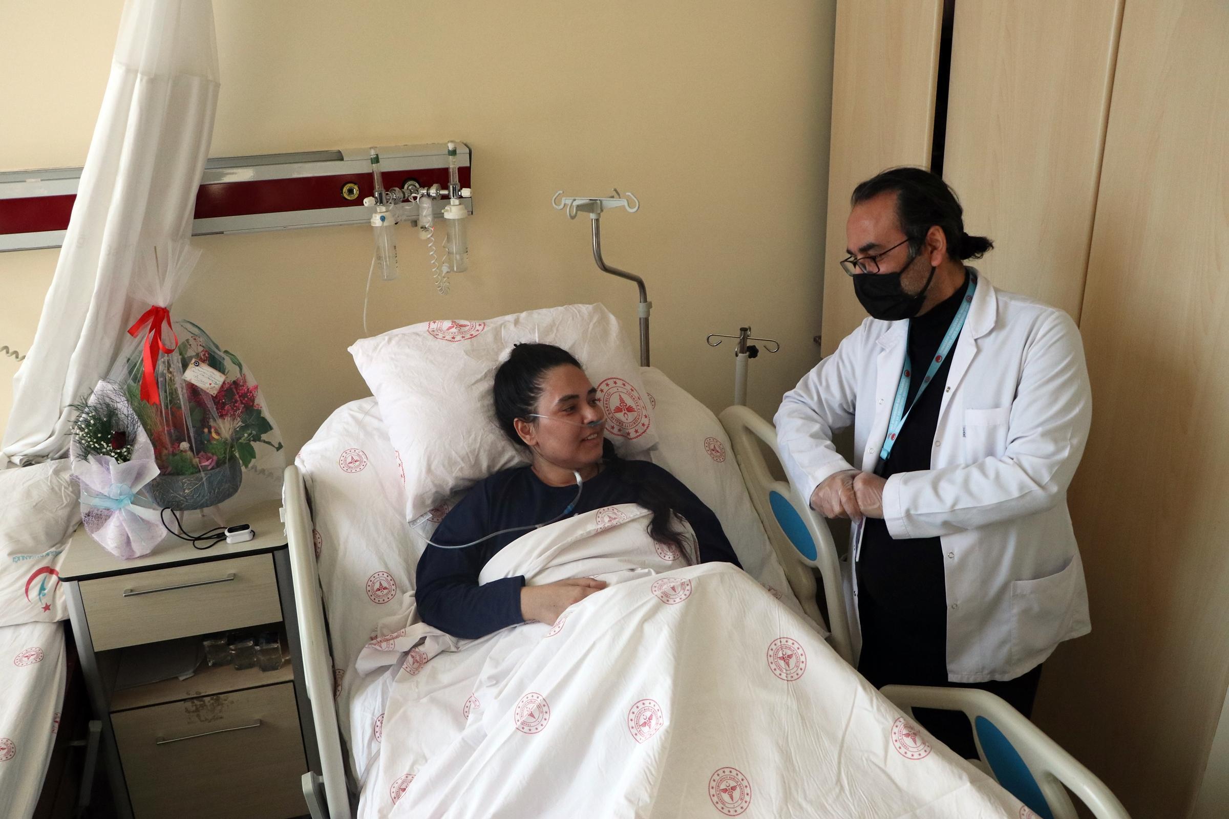 Bebeği sezaryenle alınıp, 35 gün entübe edilen Nuray öğretmen: Gebeler aşı olsun