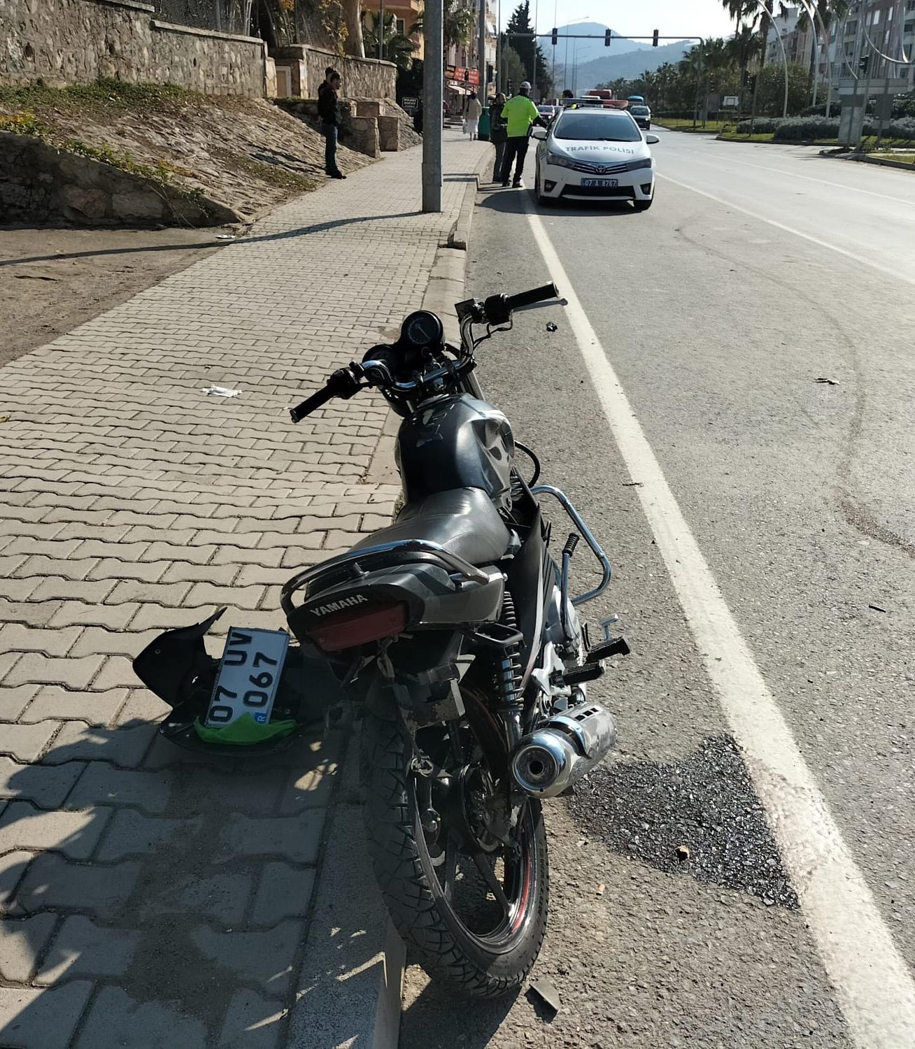 Motosikletiyle ambulanstaki eşinin peşinden giderken kaza yaptı; takip anı kamerada