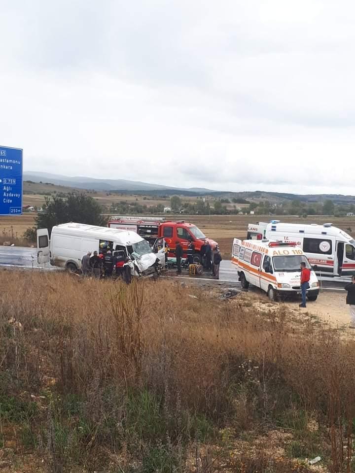 Kastamonuda yolcu otobüsü ve minibüs çarpıştı: 8 yaralı