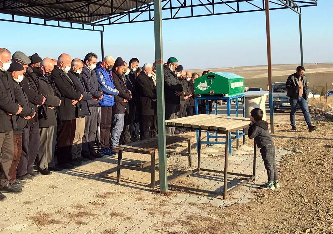 Eşini 15 yerinden bıçaklayan koca, Eşimi öldürdüm diye bağırmış