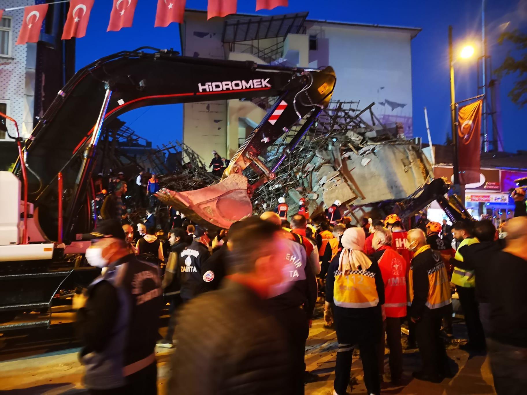 Malatyada 2 katlı bina çöktü: 13 kişi kurtarıldı