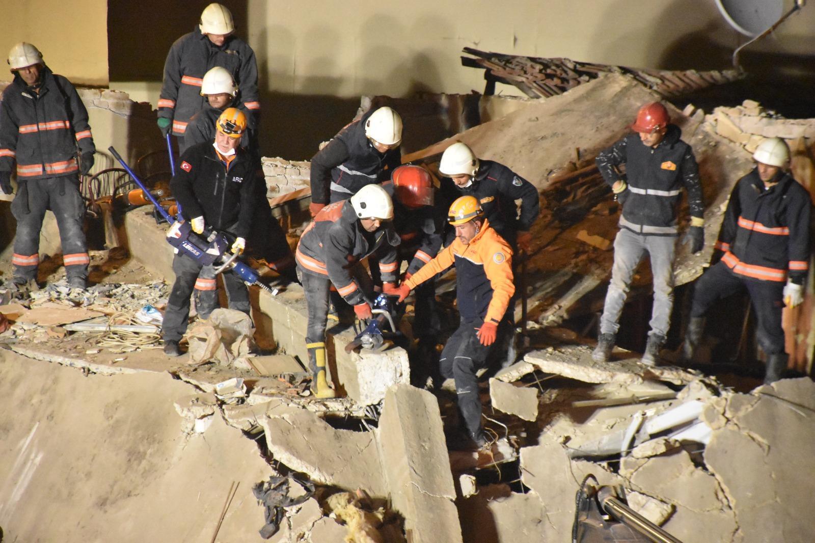 Malatyada 2 katlı bina çöktü: 13 kişi kurtarıldı