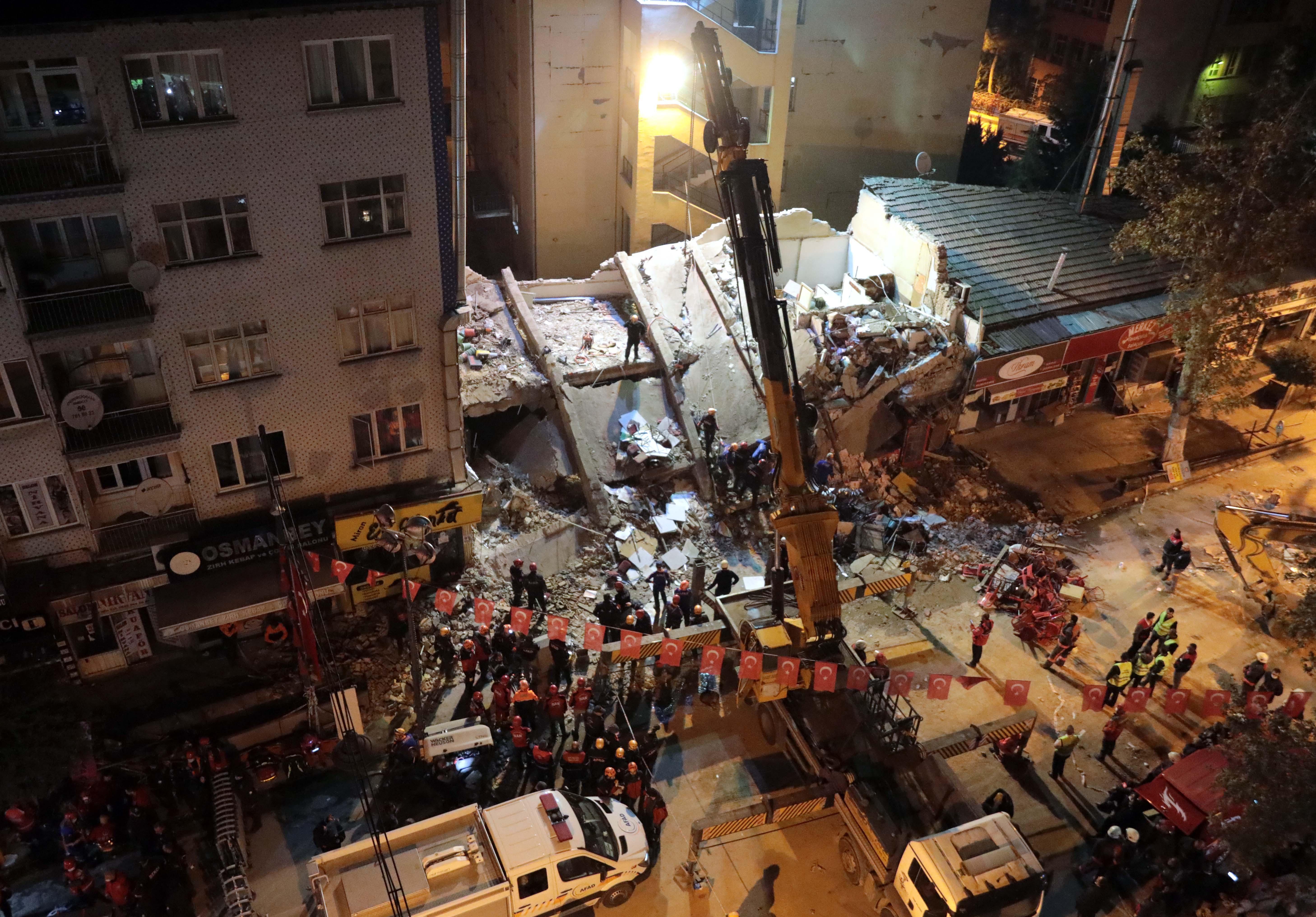 Malatyada 2 katlı bina çöktü: 13 kişi kurtarıldı