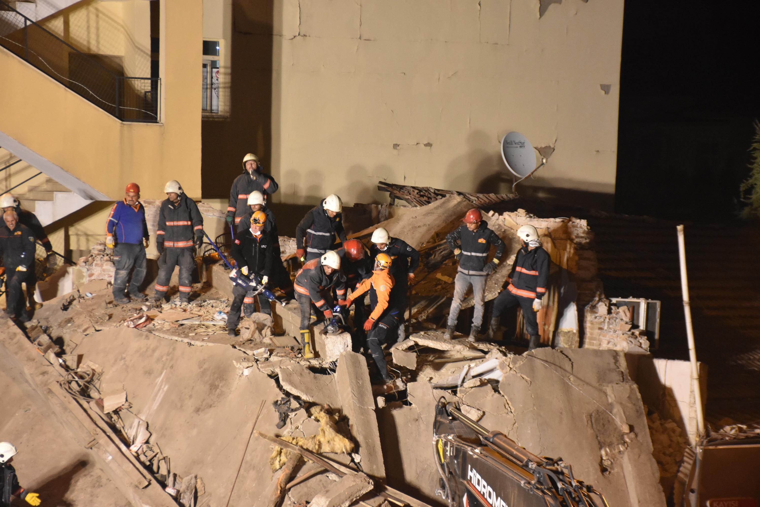 Malatyada 2 katlı bina çöktü: 13 kişi kurtarıldı
