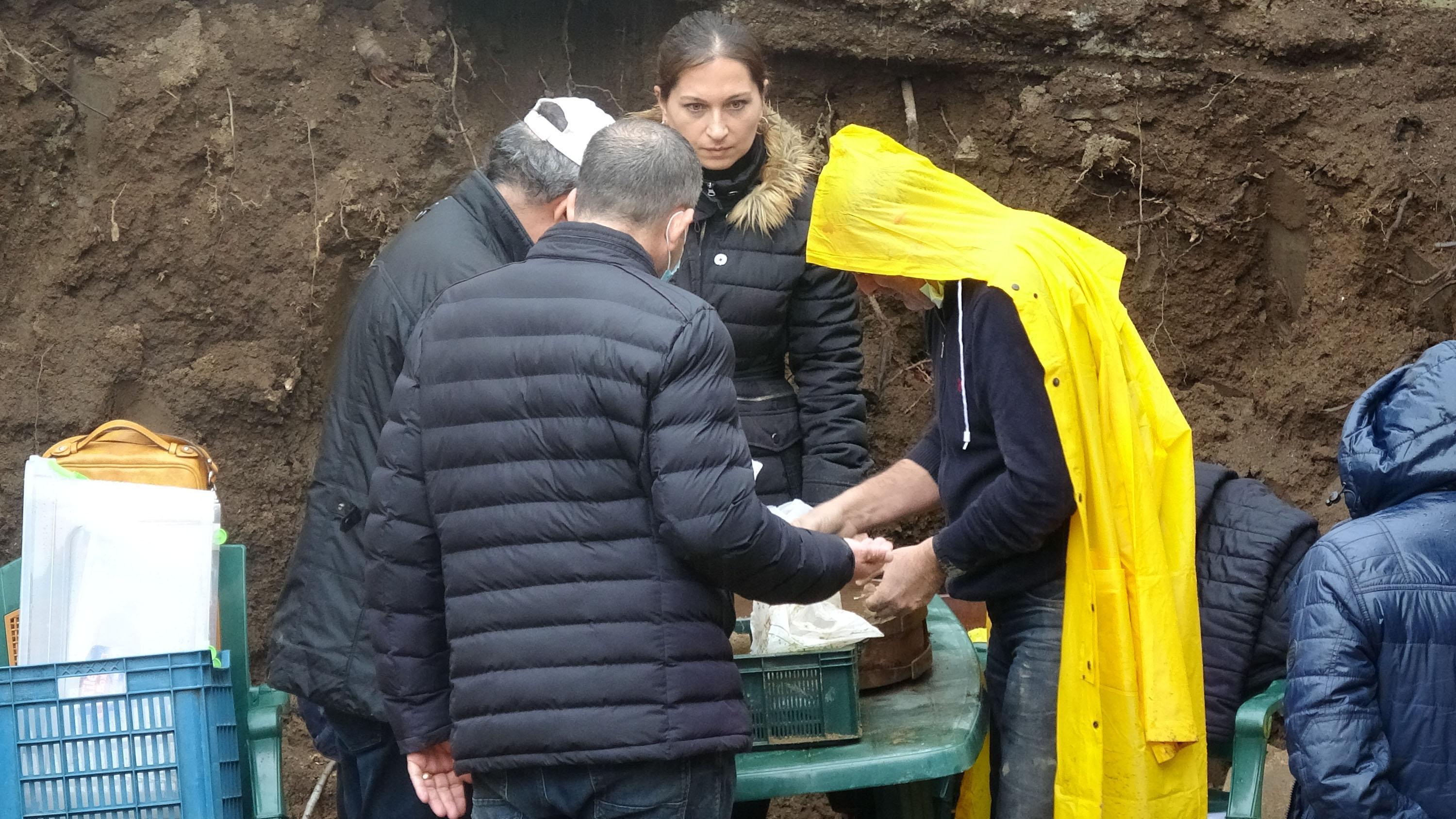 Altınolukta temel kazısında Roma döneminden mezarlar bulundu