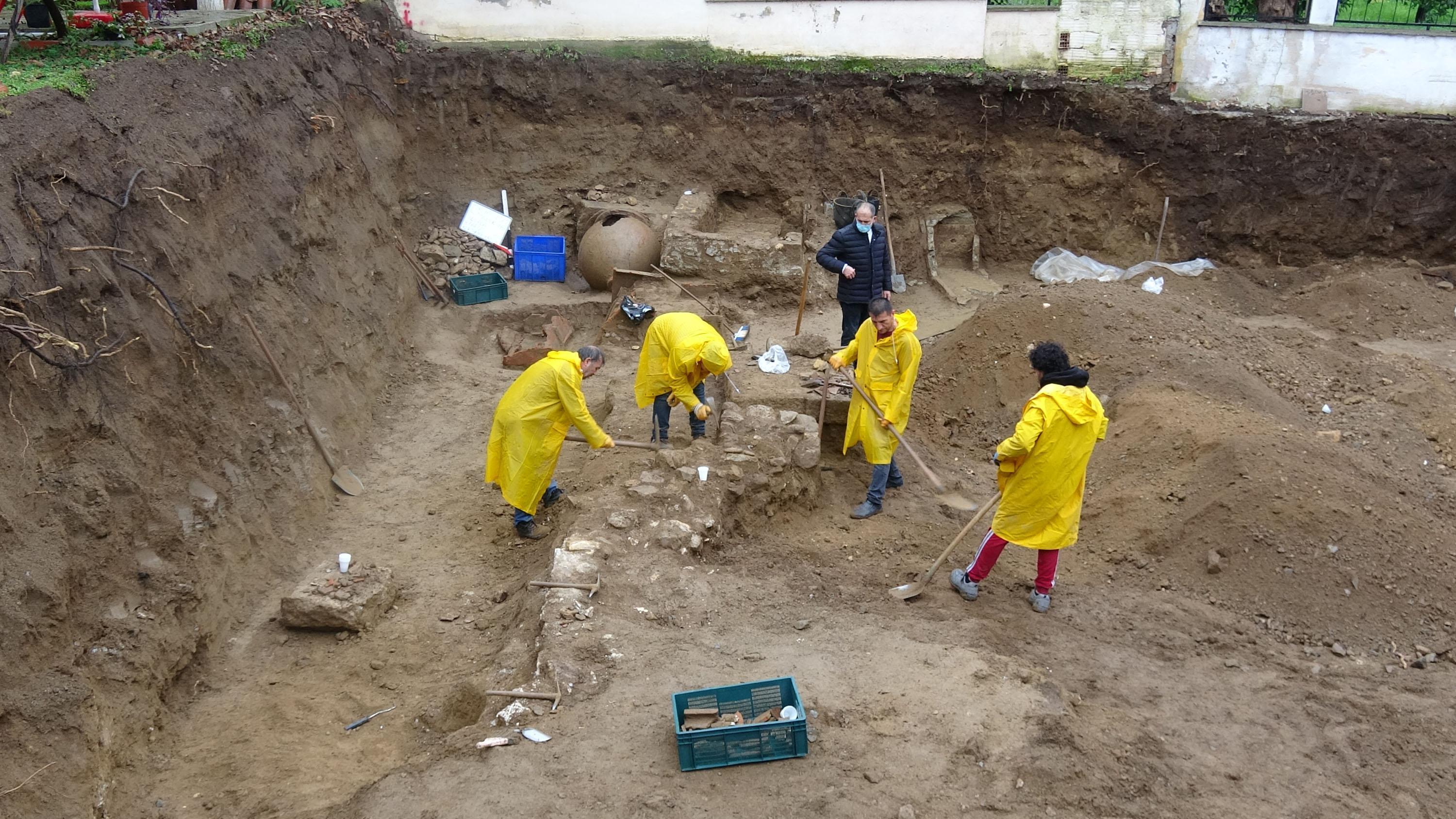 Altınolukta temel kazısında Roma döneminden mezarlar bulundu