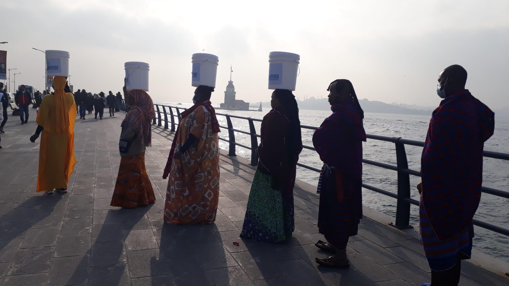 Masailer başlarında su kovalarıyla İstanbulda yürüdüler