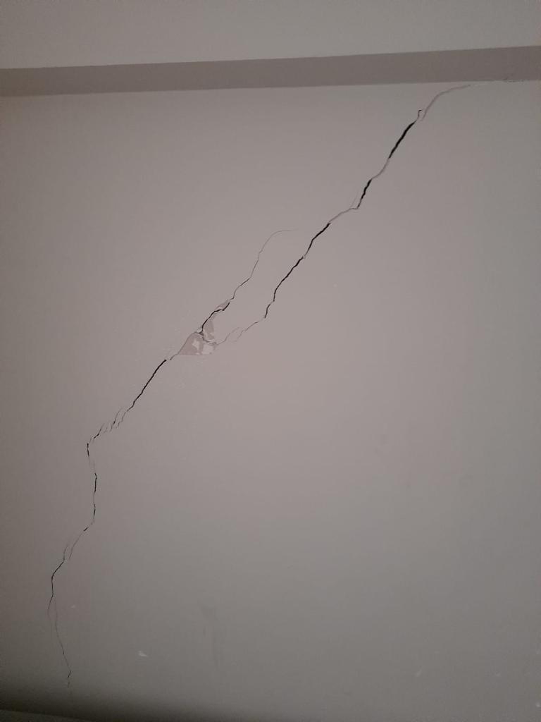 Riskli alan ilan edilen mahallede evlerin duvarları çatladı