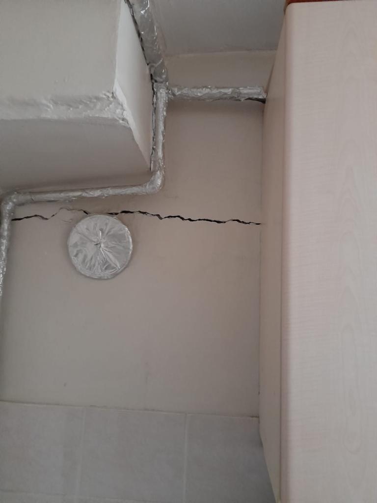 Riskli alan ilan edilen mahallede evlerin duvarları çatladı