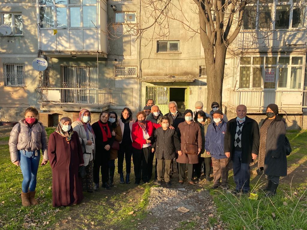 Riskli alan ilan edilen mahallede evlerin duvarları çatladı