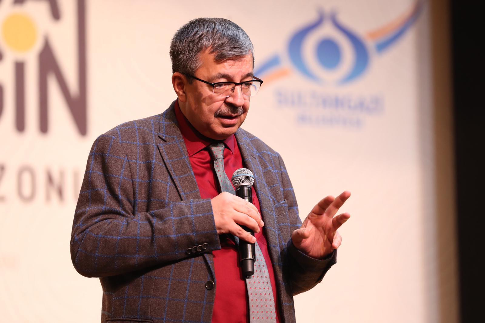 Yazar Hayati İnanç Sultangazi’de sevenleriyle buluştu