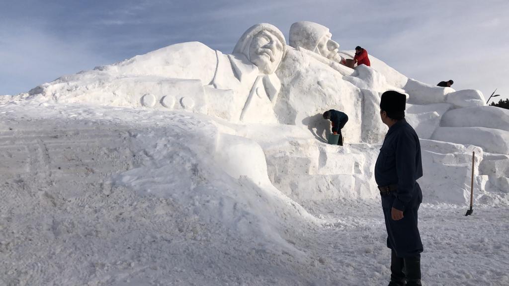 Sarıkamışta karı yorgan edenler şehit asker heykeli tamamlandı