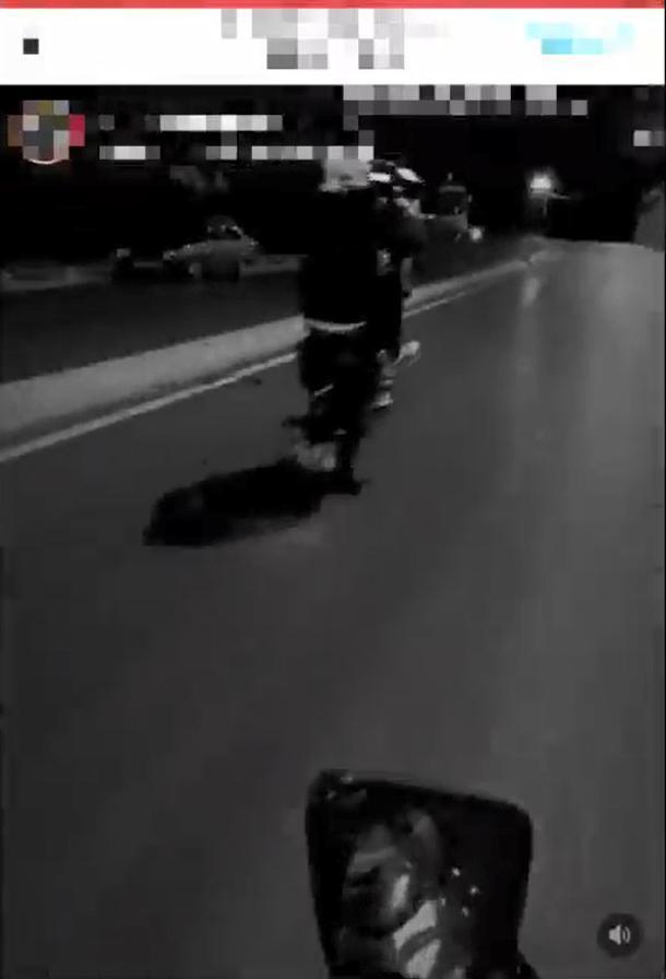 Çaldıkları motosikletlerle tek teker gezdikleri anları sosyal medyada paylaşmışlar