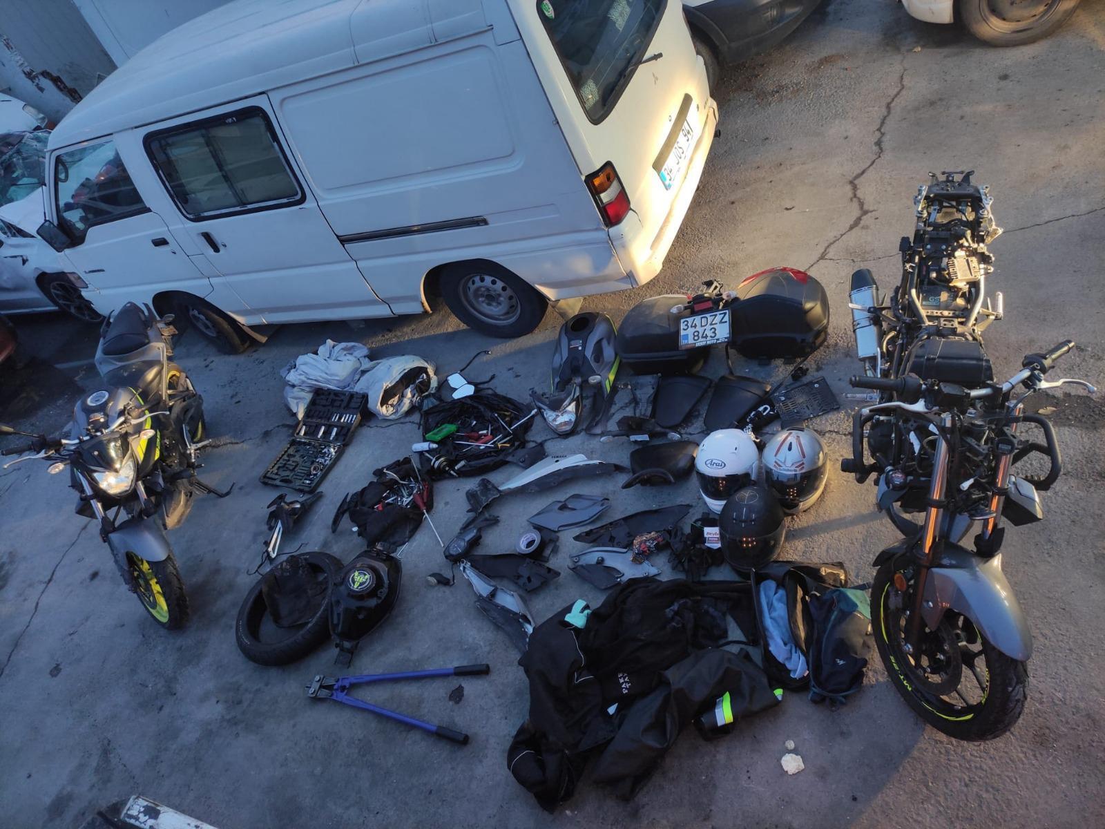 Çaldıkları motosikletlerle tek teker gezdikleri anları sosyal medyada paylaşmışlar