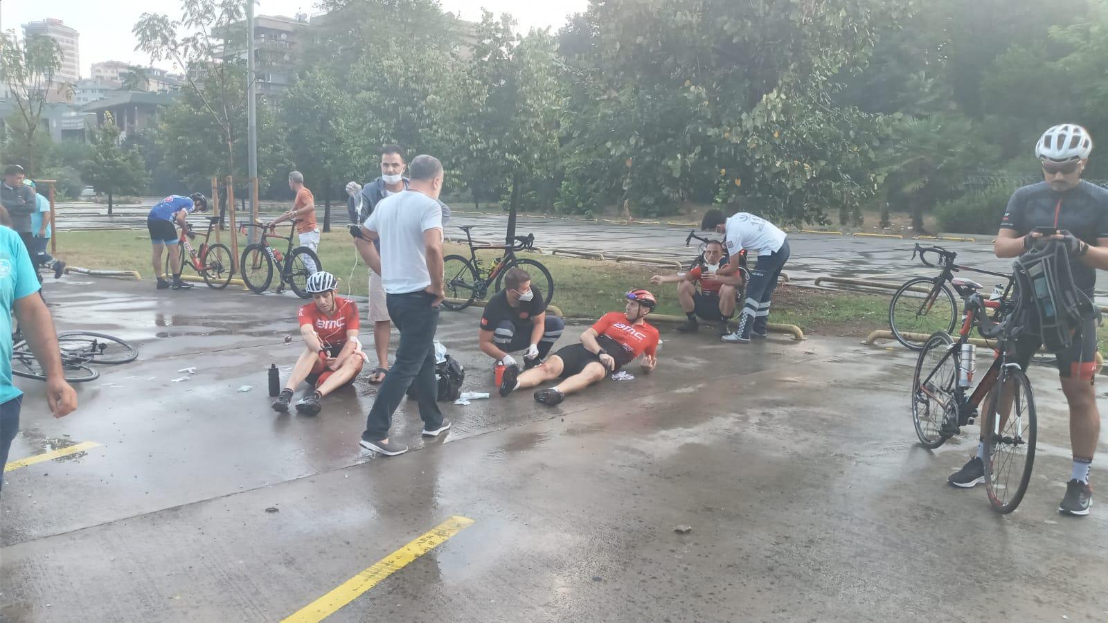 Kartalda İETT otobüsü bisikletlilere çarptı