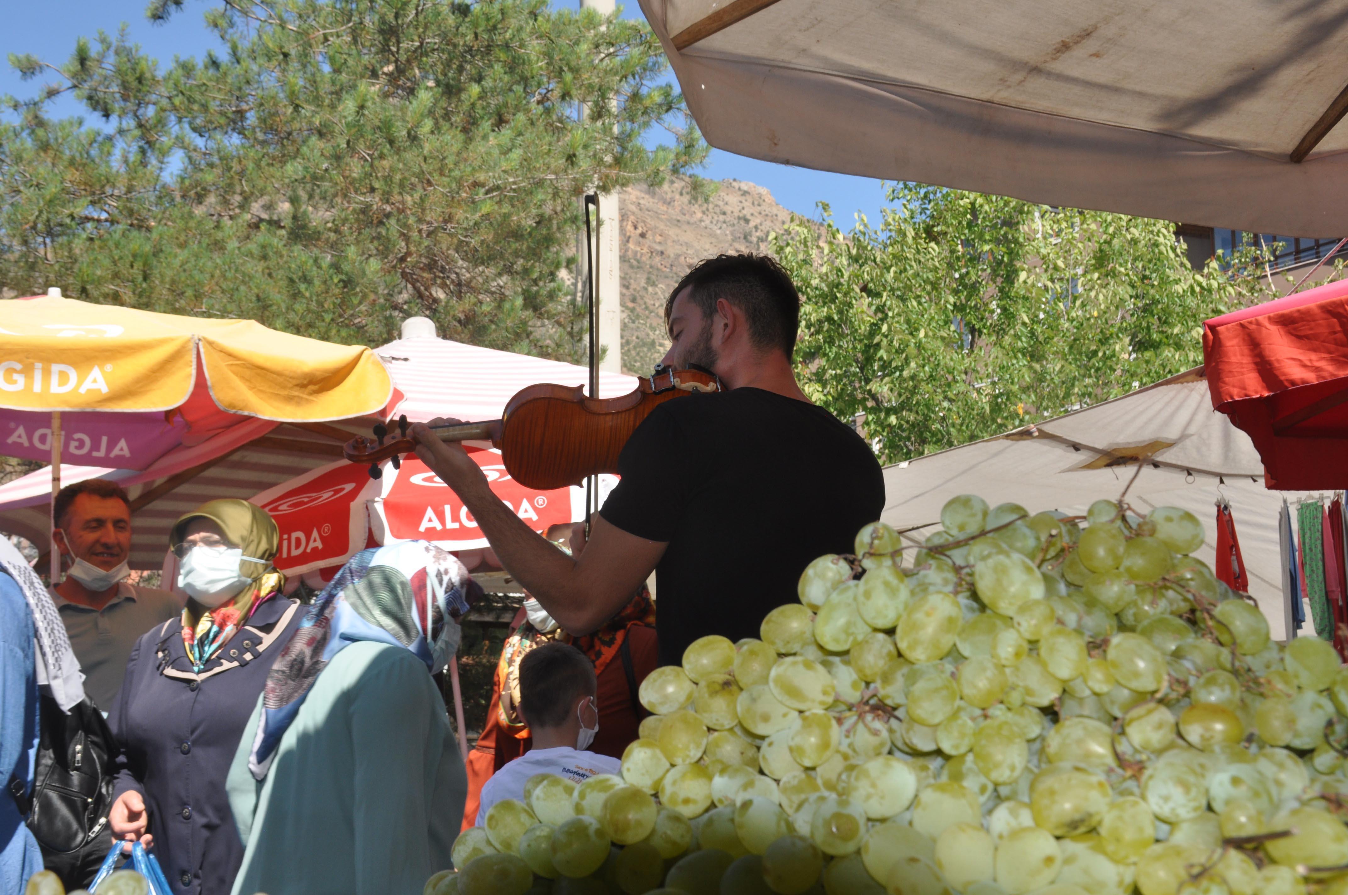 Konservatuvar öğrencisinden, pazar tezgahında keman resitali