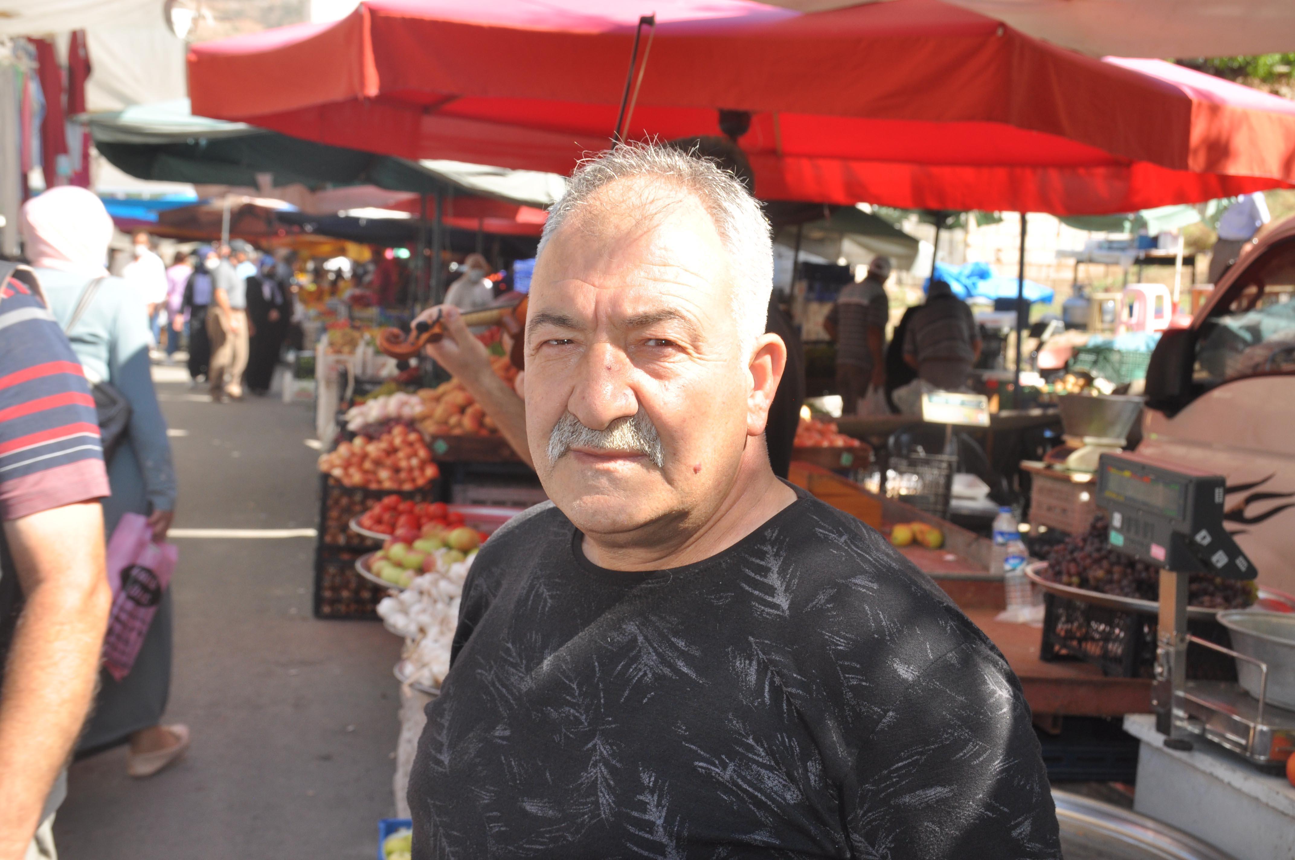 Konservatuvar öğrencisinden, pazar tezgahında keman resitali