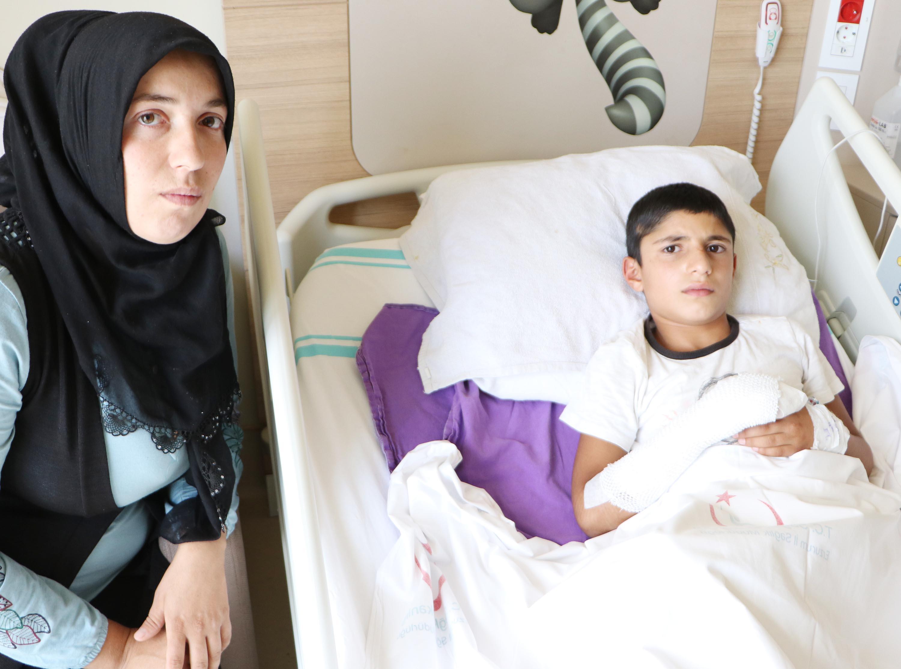 Bulduğu cisme taşla vuran çocuk, patlamayla yaralandı