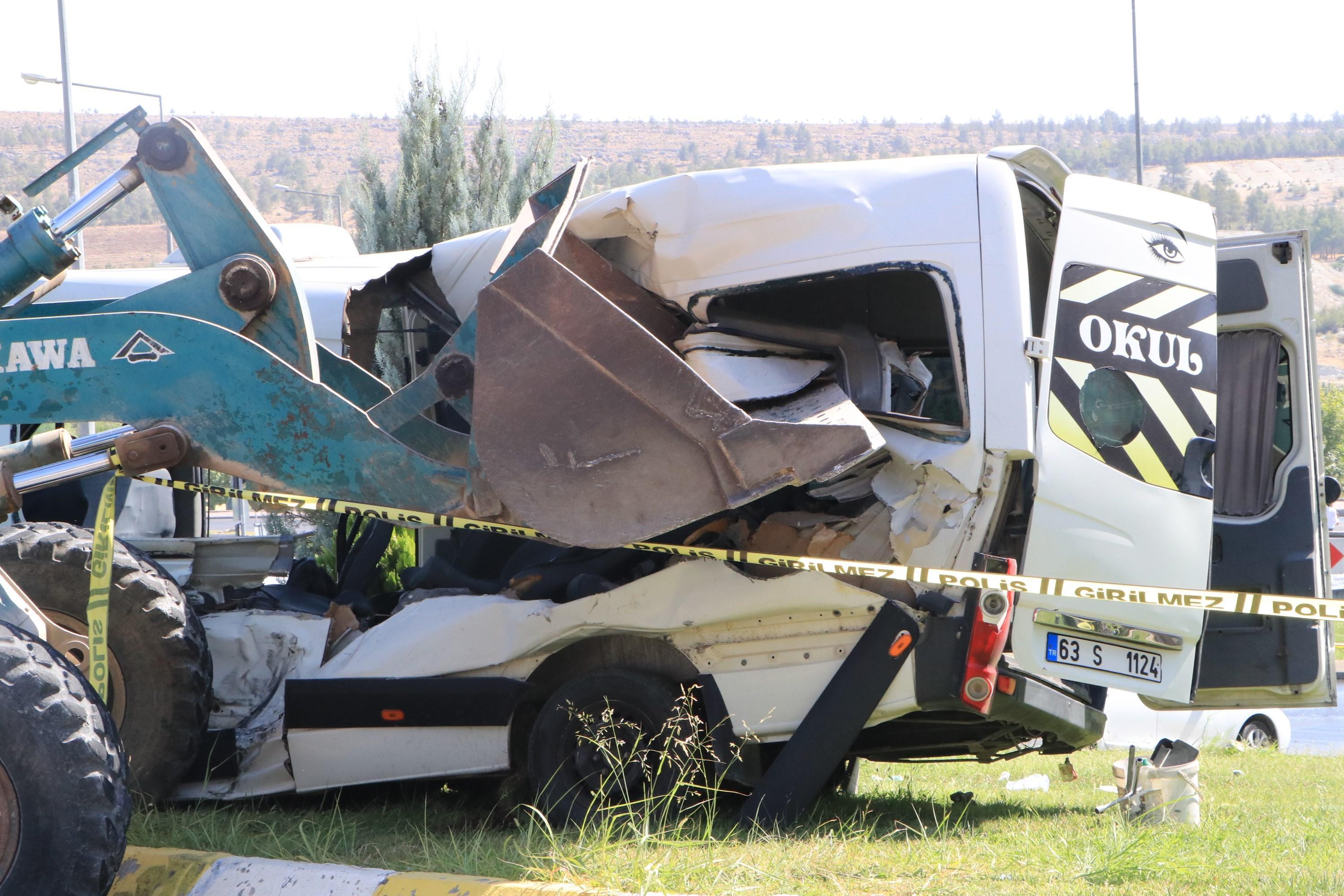 Şanlıurfa’da iş makinesi, öğrenci servisine çarptı: 13 yaralı
