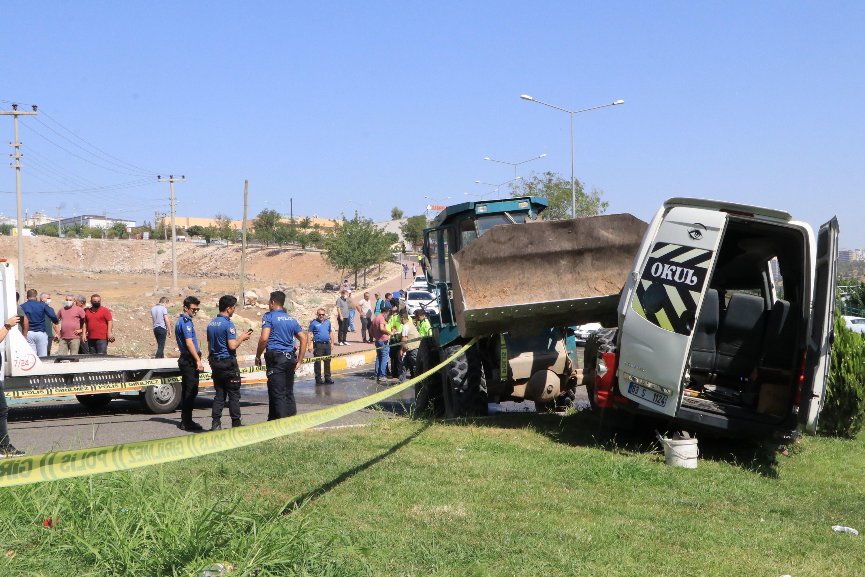 Şanlıurfa’da iş makinesi, öğrenci servisine çarptı: 13 yaralı